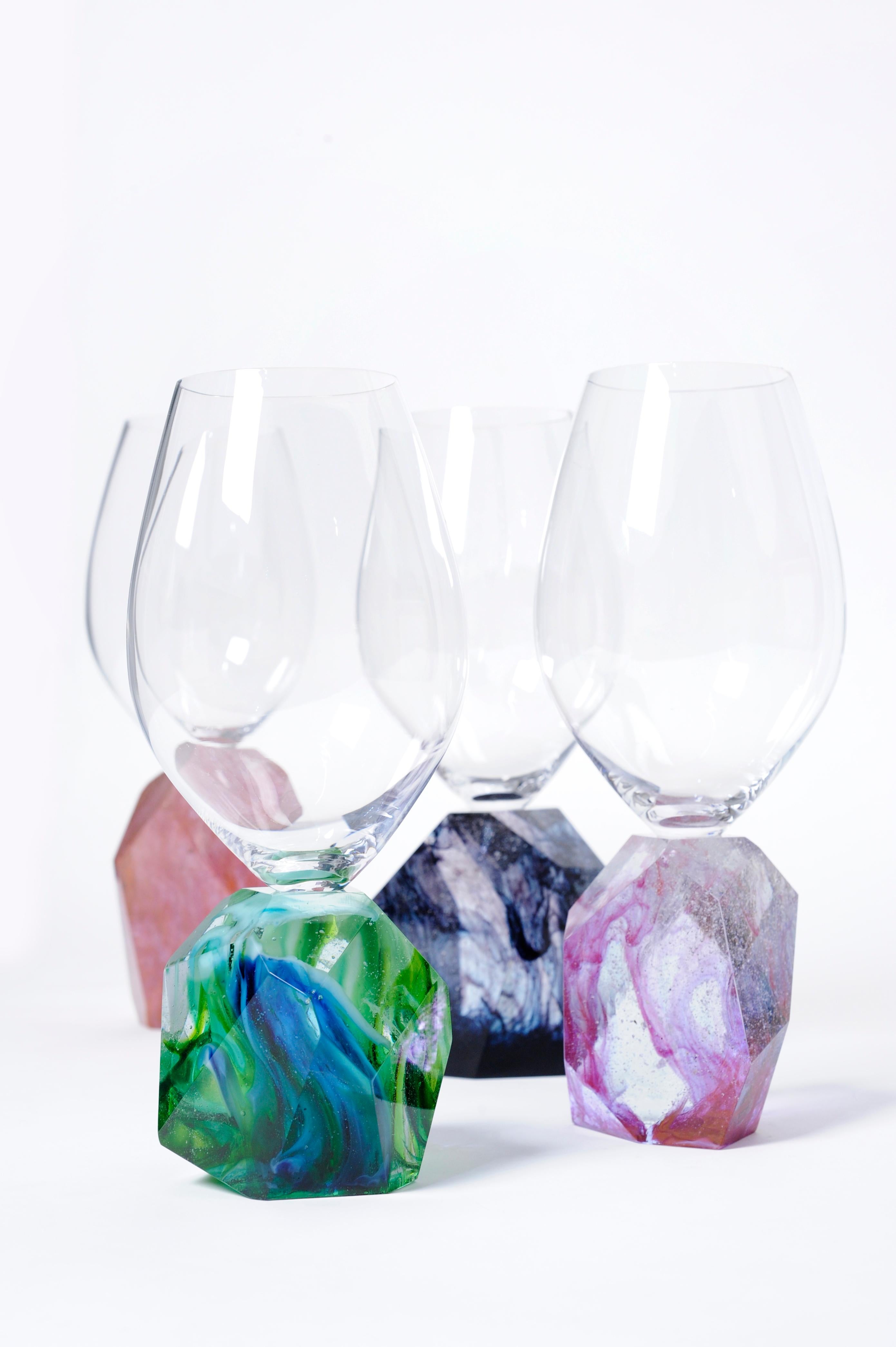 The new design of Orfeo Quagliata, a set of four wine glasses made by hand with the highest quality crystal.
Each facet of the handle is made one by one to later be polished in our workshop.
Touches of color that remain suspended in time with the