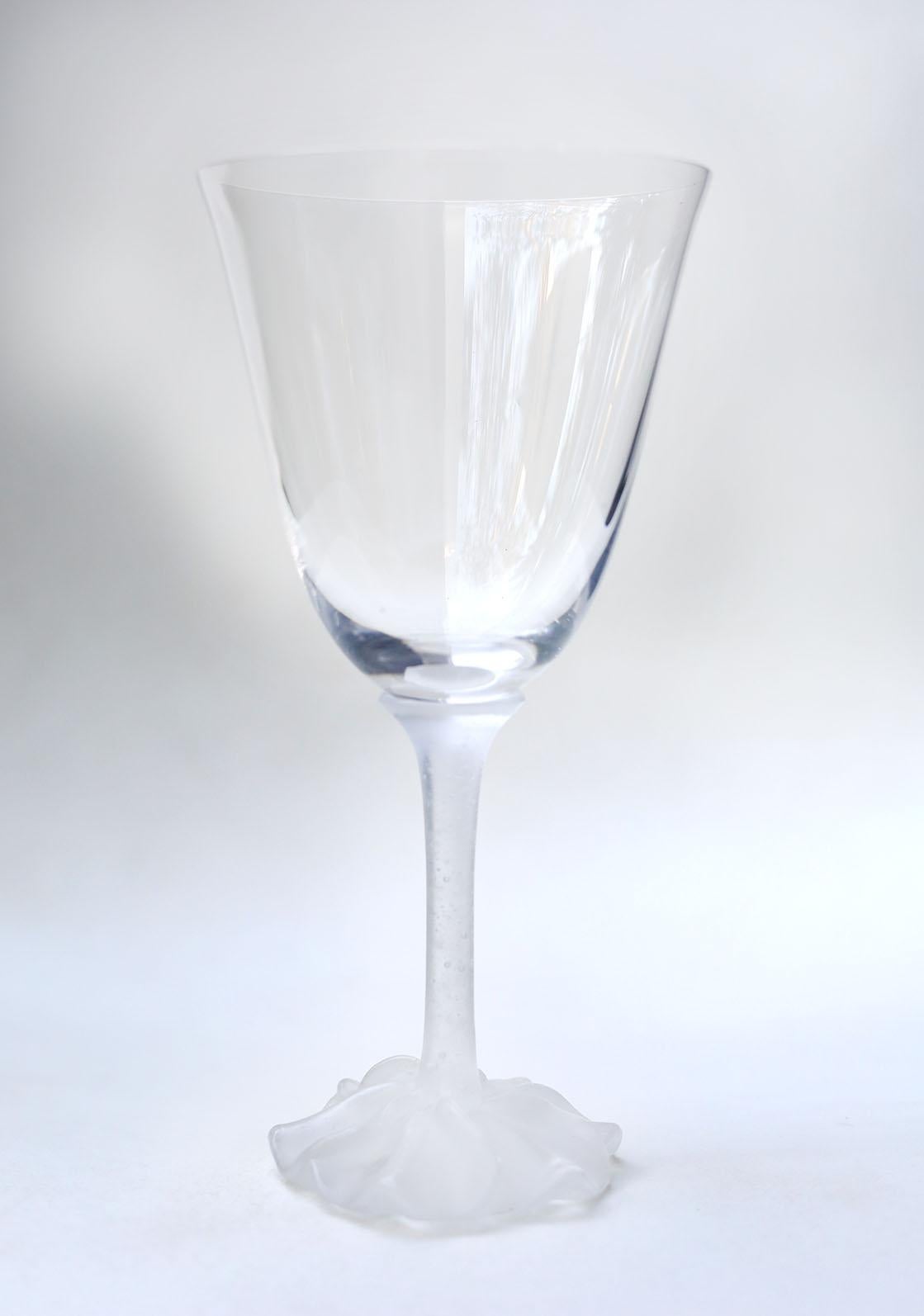 Set di 4 - Bicchieri da vino Bouton rose realizzati dal famoso produttore di cristalli Daum France
La base a forma di petali di rosa, la gamba che simula le bollicine dello champagne. La base è in cristallo smerigliato, il calice molto chiaro. Non