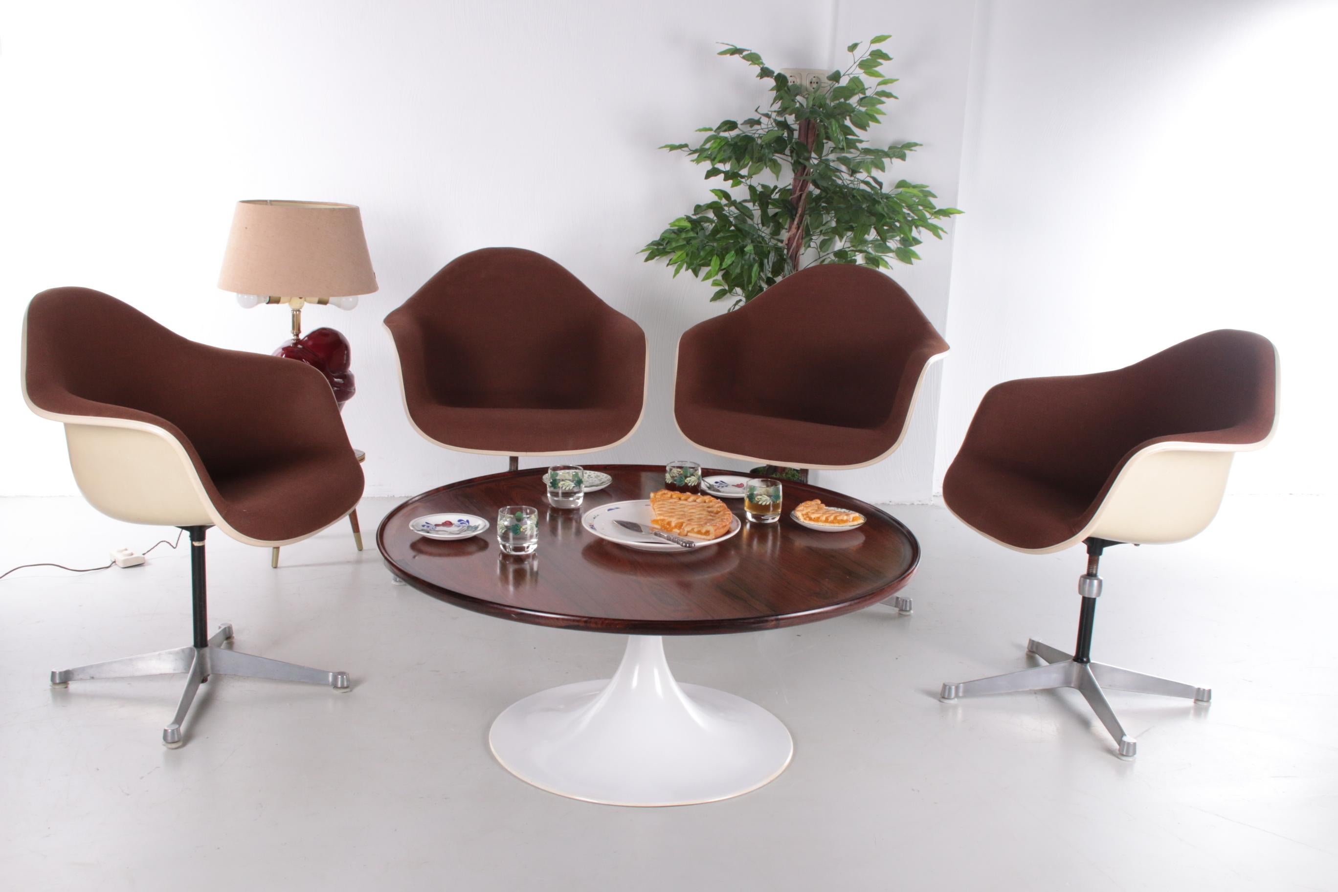 Set of 4 DAX chairs by Charles & Ray Eames for Herman Miller


Set of 4 DAX chairs designed by Charles and Ray Eames.

These were produced by Herman Miller in Venice, USA in the 1970s.

Glass fiber shells on a contract basis with blank