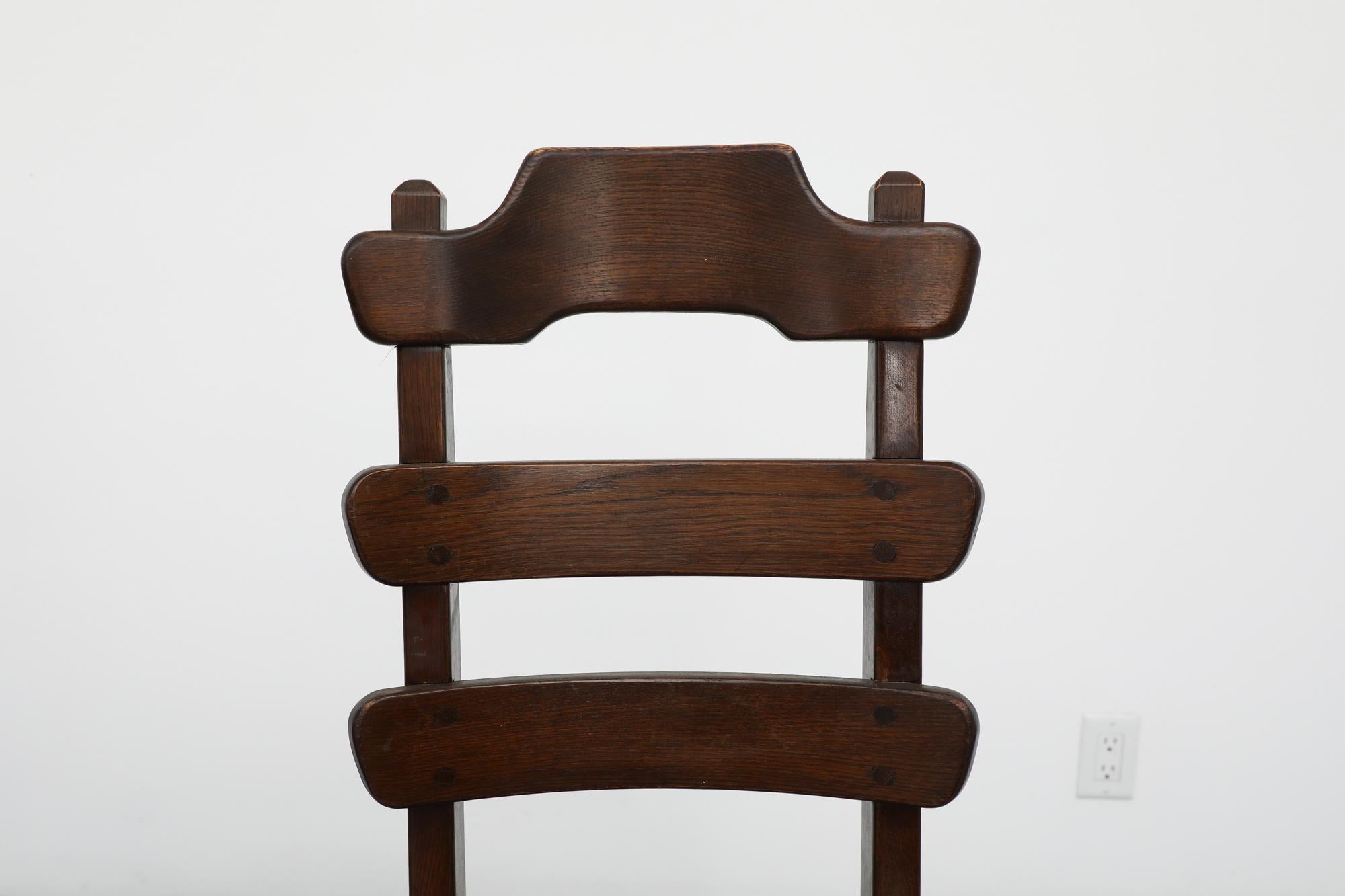 Quercia Set di quattro sedie con schienale a scaletta in Oak Oak attribuite a De Puydt, di stile brutalista e tinteggiate di scuro in vendita