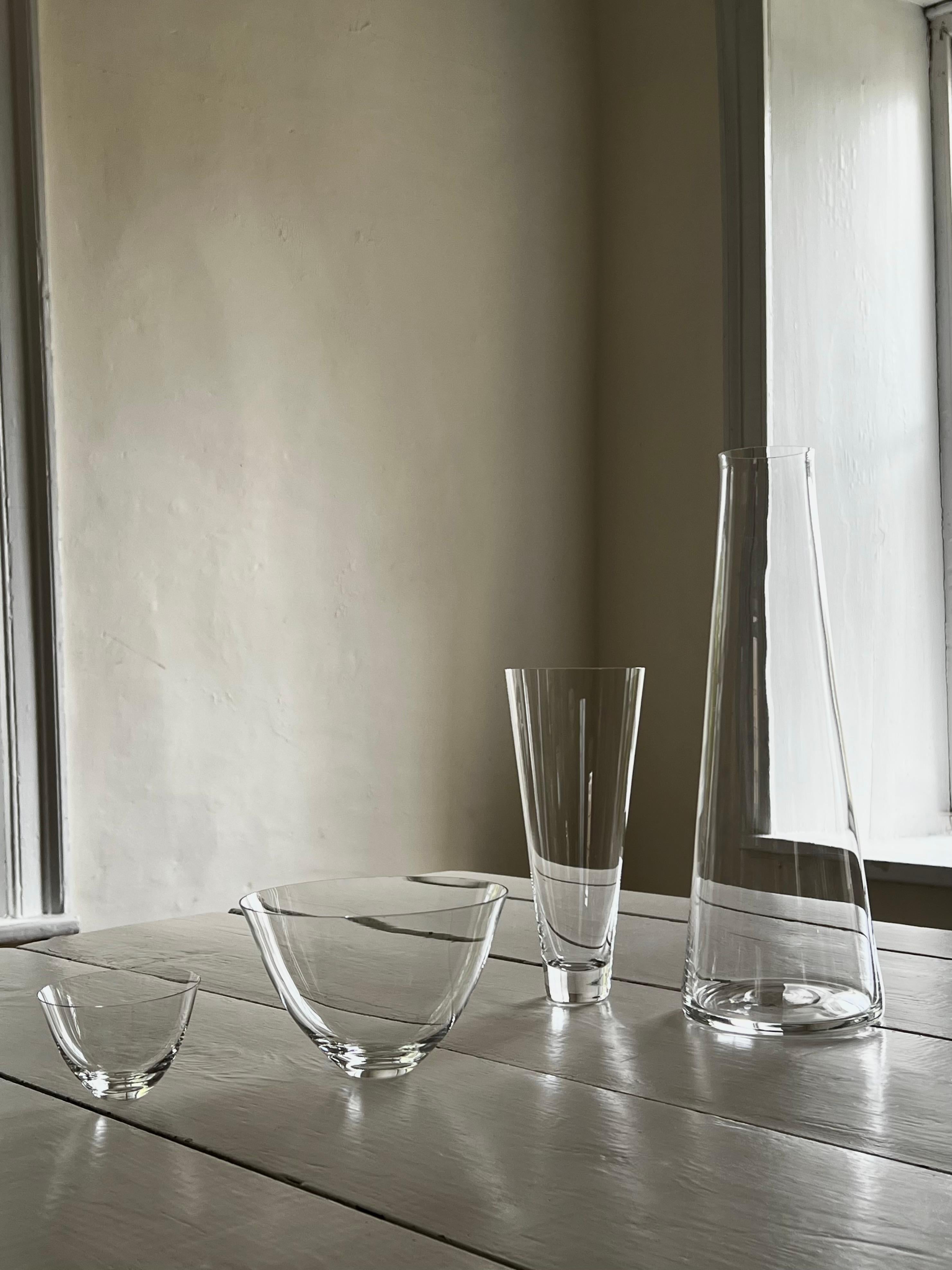 Lancés avec Takashimaya en 1999, ces verres à pilsner en cristal soufflé à la main sont devenus un classique moderne. Chaque pièce de Deborah Ehrlich est conçue pour la force et la clarté extraordinaires du cristal suédois. La simplicité du design,