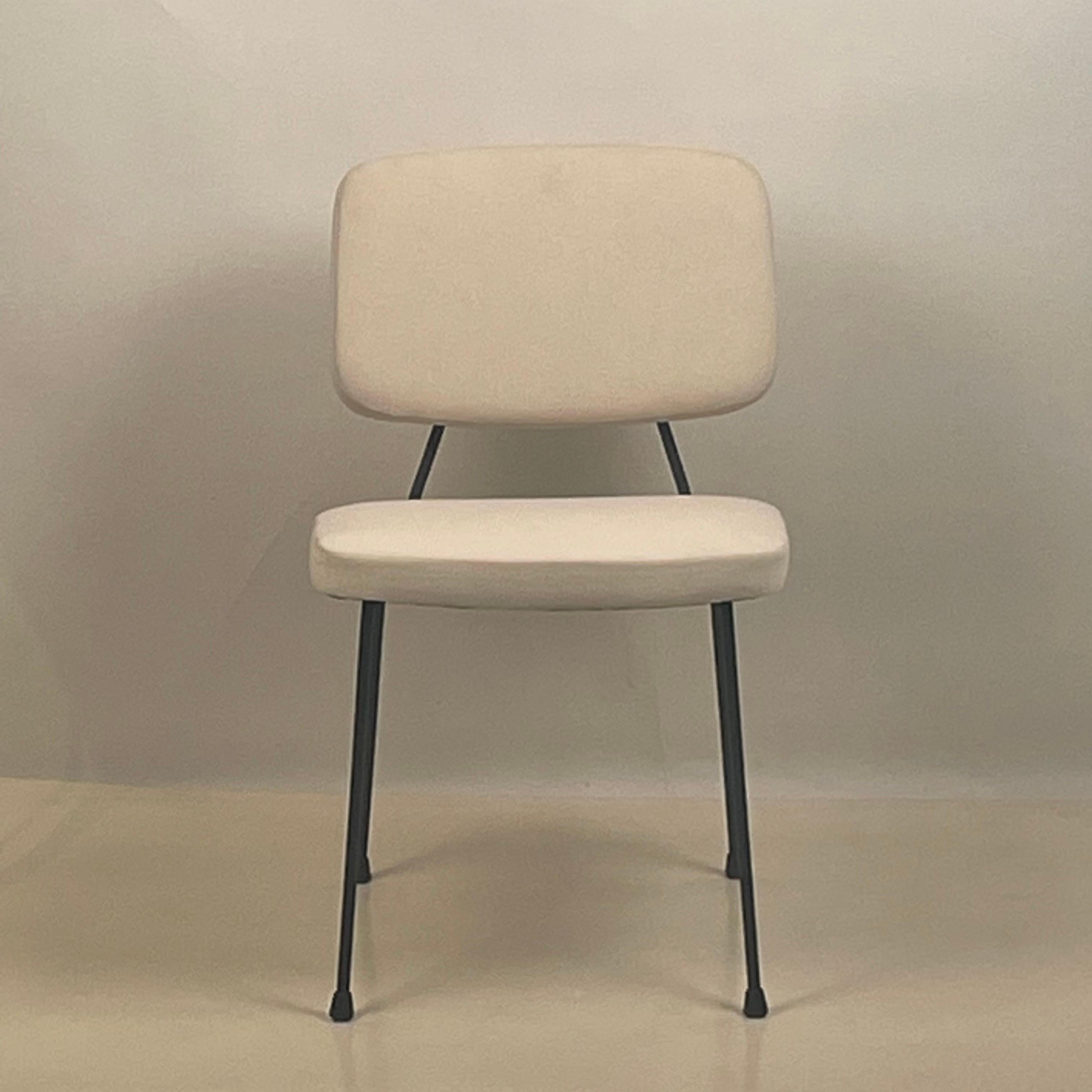 Introducing the 'Décade' chair by Design Frères, the perfect blend of French 60's style and contemporary comfort. Crafted with meticulous attention to detail, this chair features a hand-welded steel frame, for both durability and slender elegance.