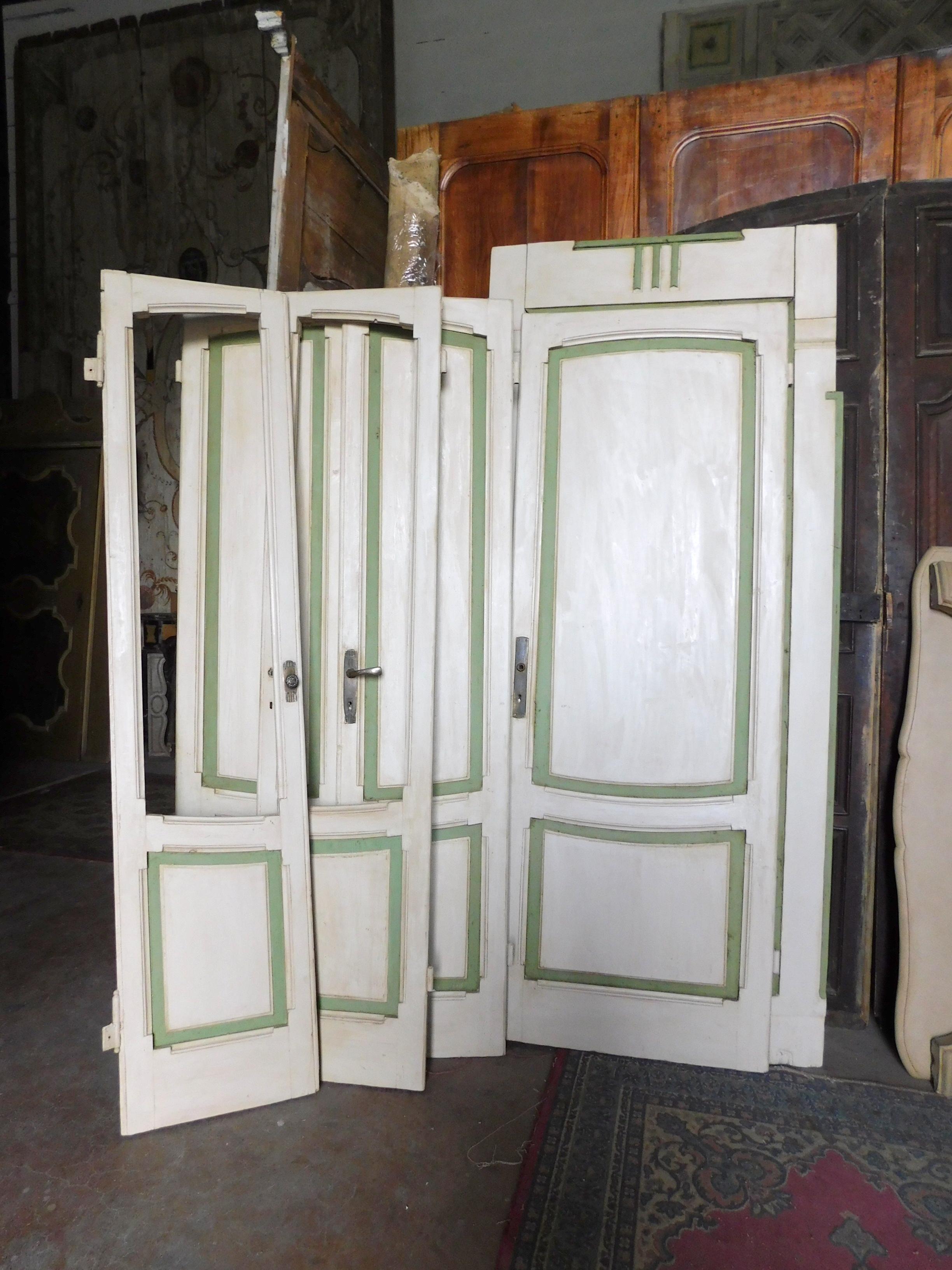 Ensemble de 4 portes vintage, de style full déco, laquées à la main avec des couleurs blanc / vert, de différentes tailles, mais de la même maison de 1920, de Milan (Italie). Certaines portes sont sans cadre et vitrées, mais tout cela peut être mis
