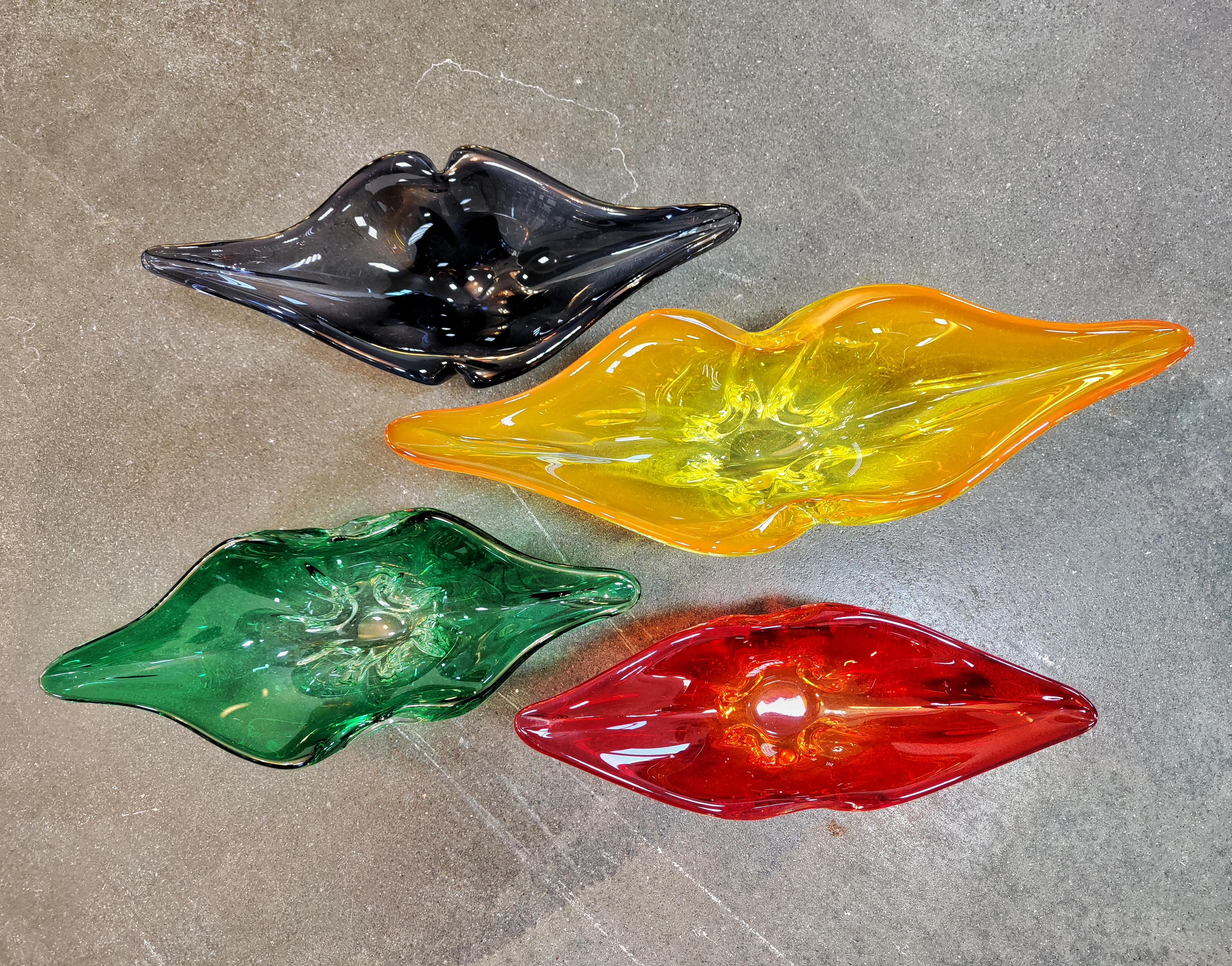 In this listing you will find a set of gorgeous, lips-shaped fruit bowls in vibrant colours, designed by Josef Hospodka. They feature elongated design, with point ends, depicting lips stretched into a smile. Hand blown glass makes their shapes