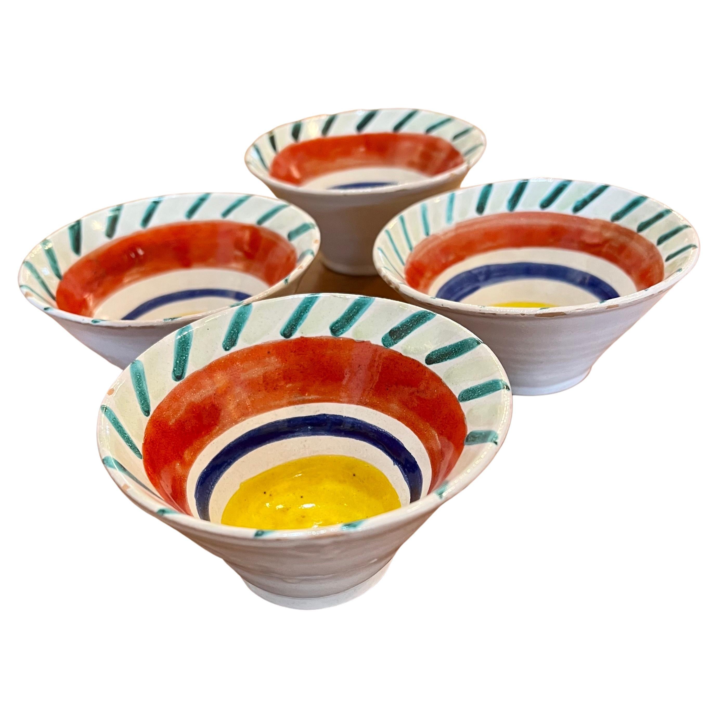 Set di 4 rare tazze decorative da dessert italiane dipinte a mano da DeSimone, circa anni '60. Le tazze sono in buone condizioni vintage.
