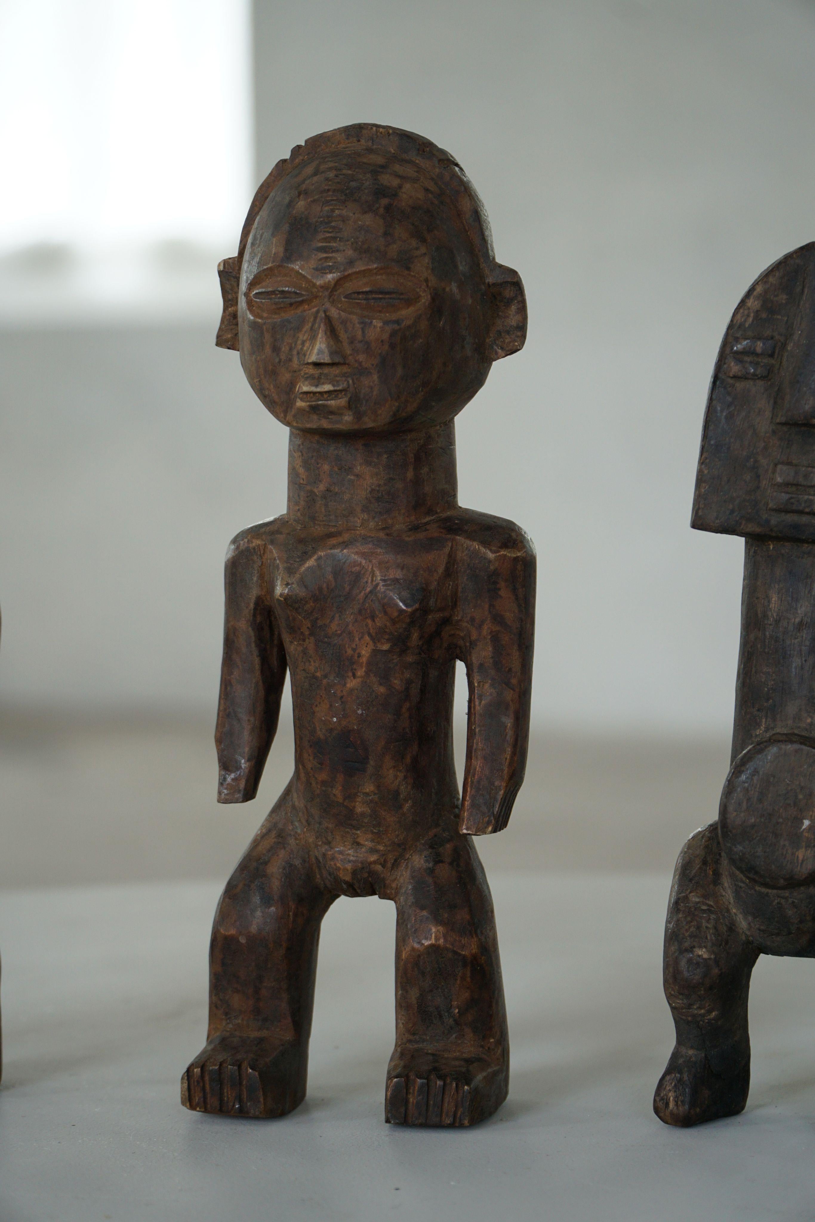 Satz von 4 dekorativen handgefertigten afrikanischen Holzskulpturen, Mitte des Jahrhunderts im Angebot 3