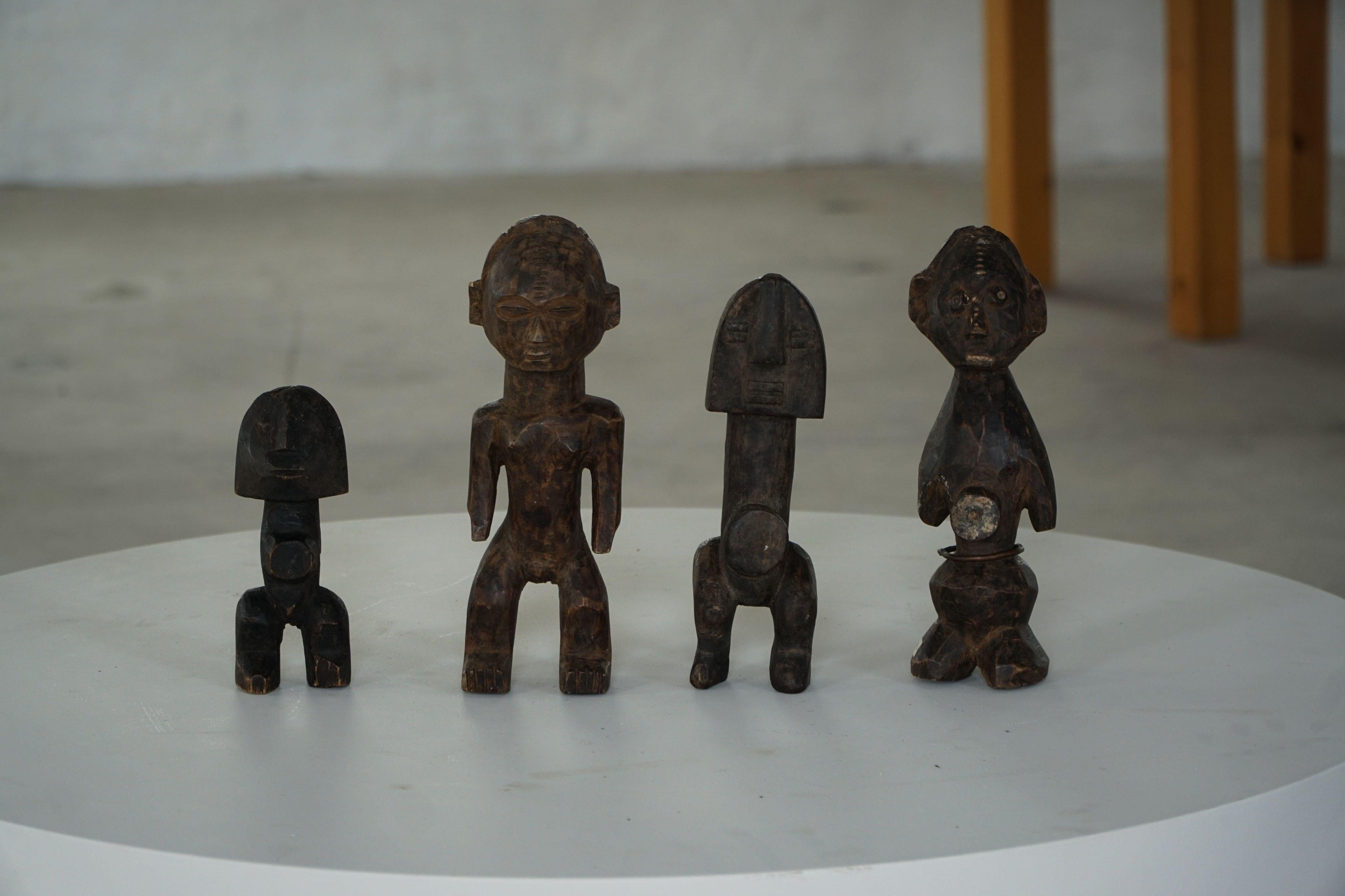 Satz von 4 dekorativen handgefertigten afrikanischen Holzskulpturen, Mitte des Jahrhunderts im Angebot 4