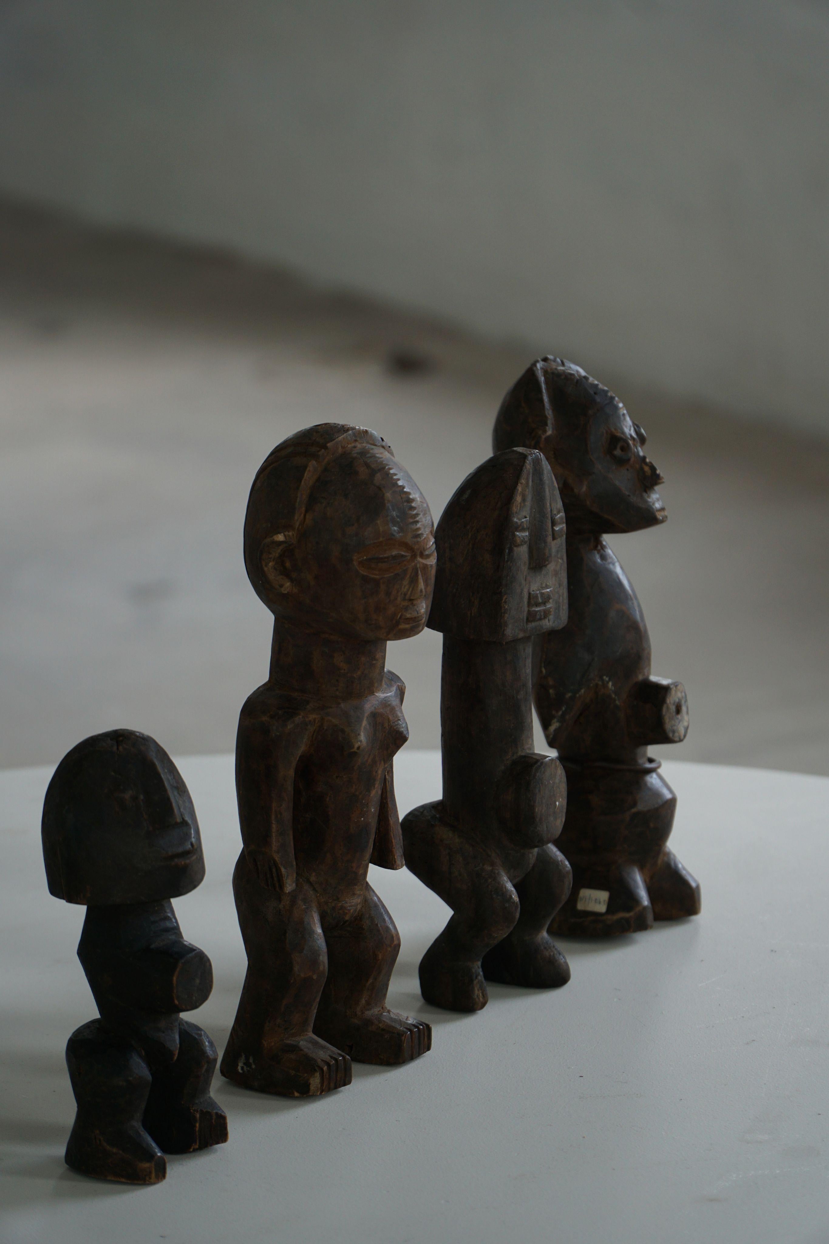 Satz von 4 dekorativen handgefertigten afrikanischen Holzskulpturen, Mitte des Jahrhunderts im Angebot 5