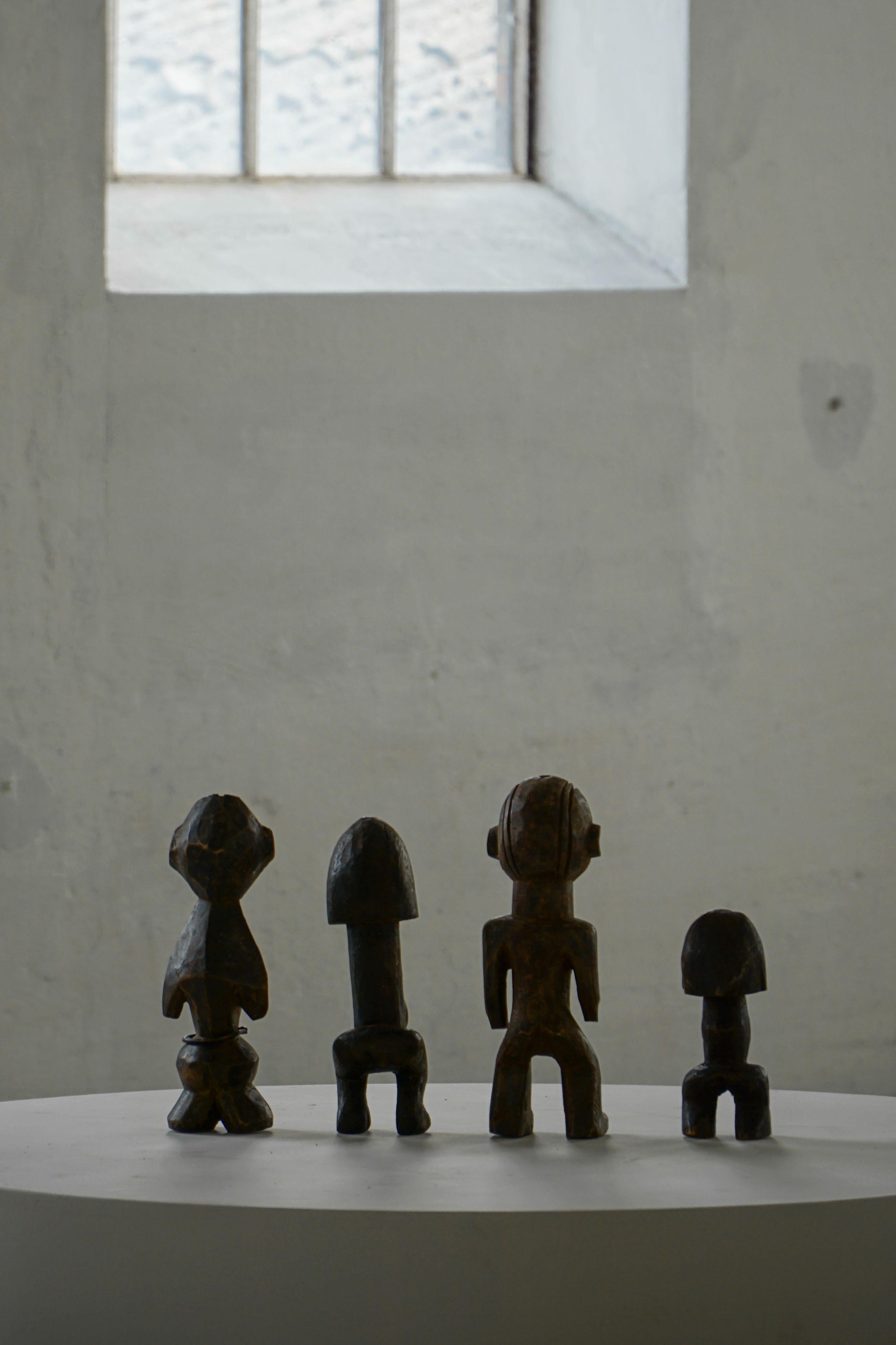 Satz von 4 dekorativen handgefertigten afrikanischen Holzskulpturen, Mitte des Jahrhunderts im Angebot 6