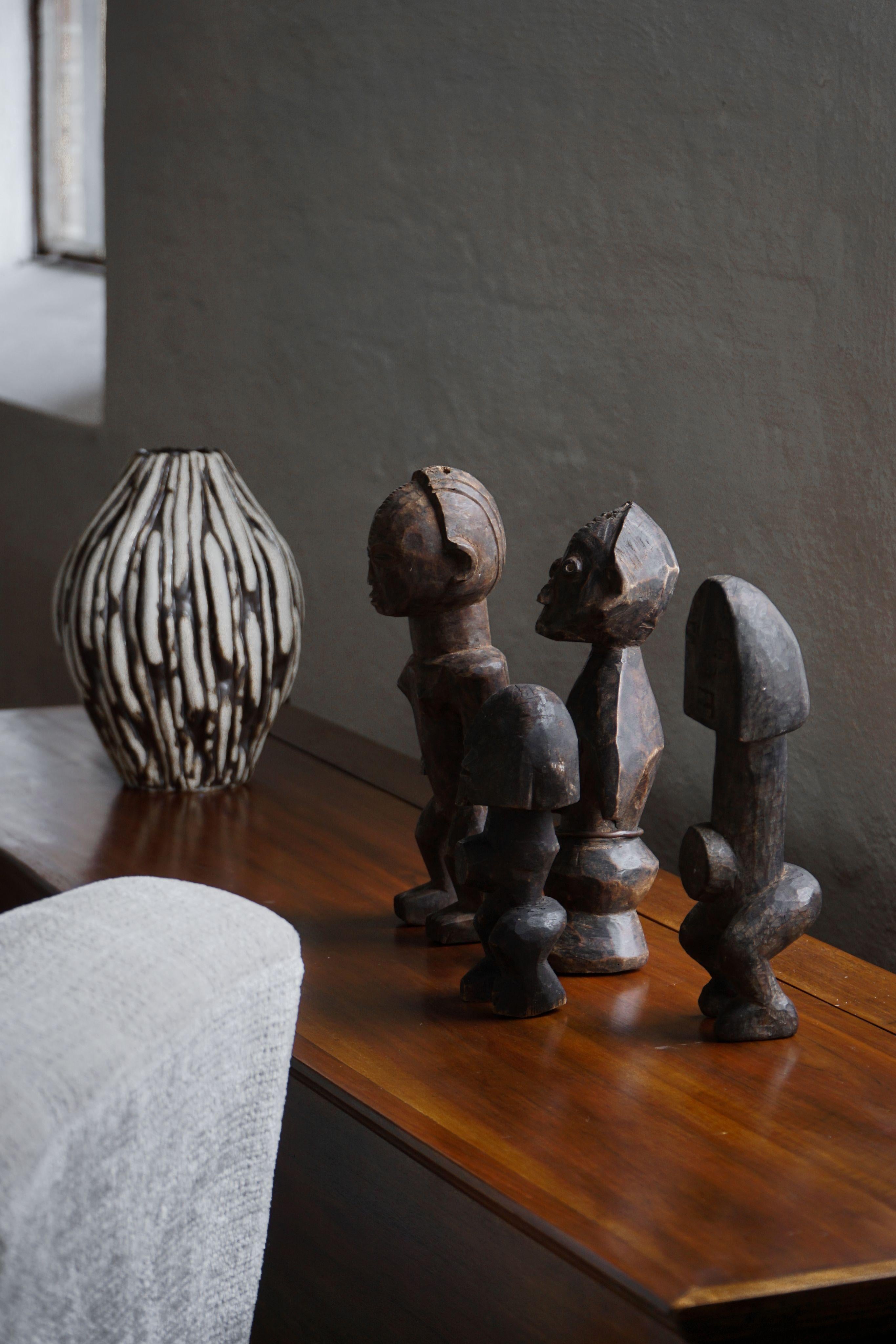 Satz von 4 dekorativen handgefertigten afrikanischen Holzskulpturen, Mitte des Jahrhunderts im Angebot 7