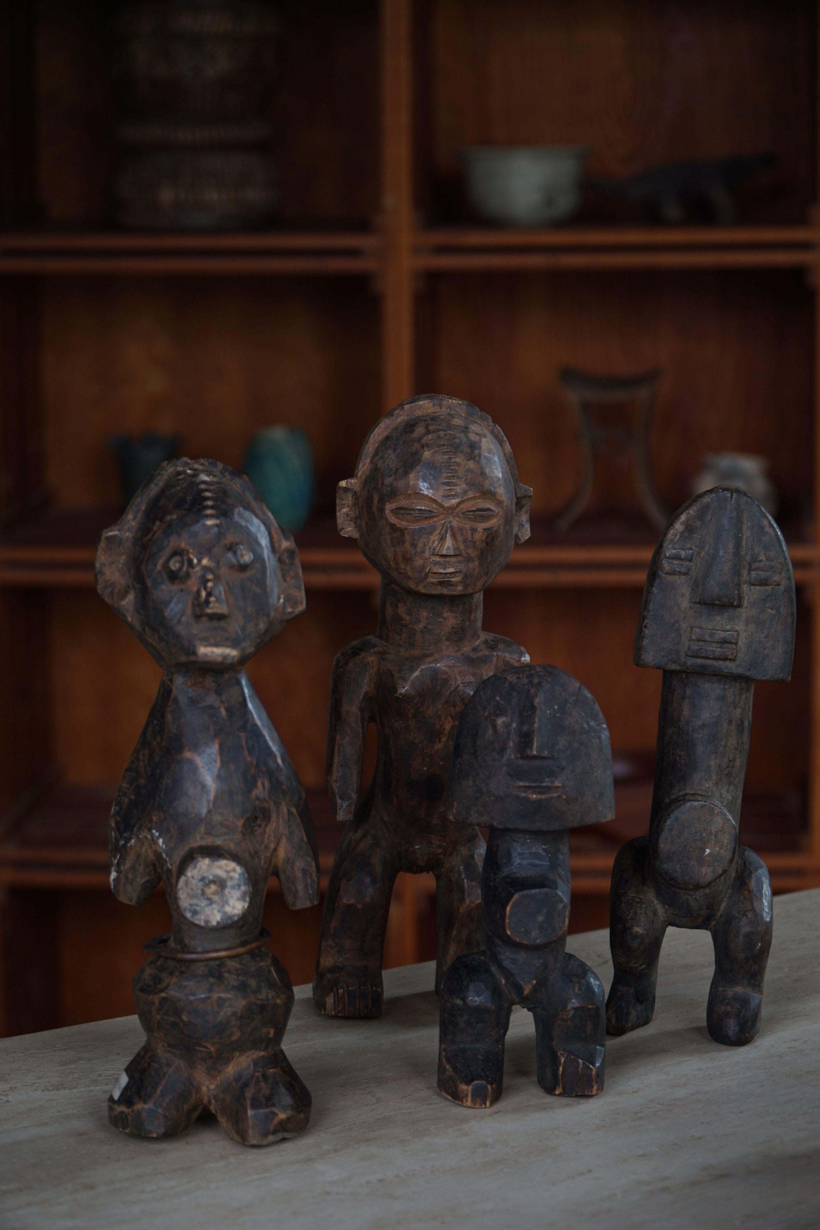 Satz von 4 dekorativen handgefertigten afrikanischen Holzskulpturen, Mitte des Jahrhunderts (Primitiv) im Angebot