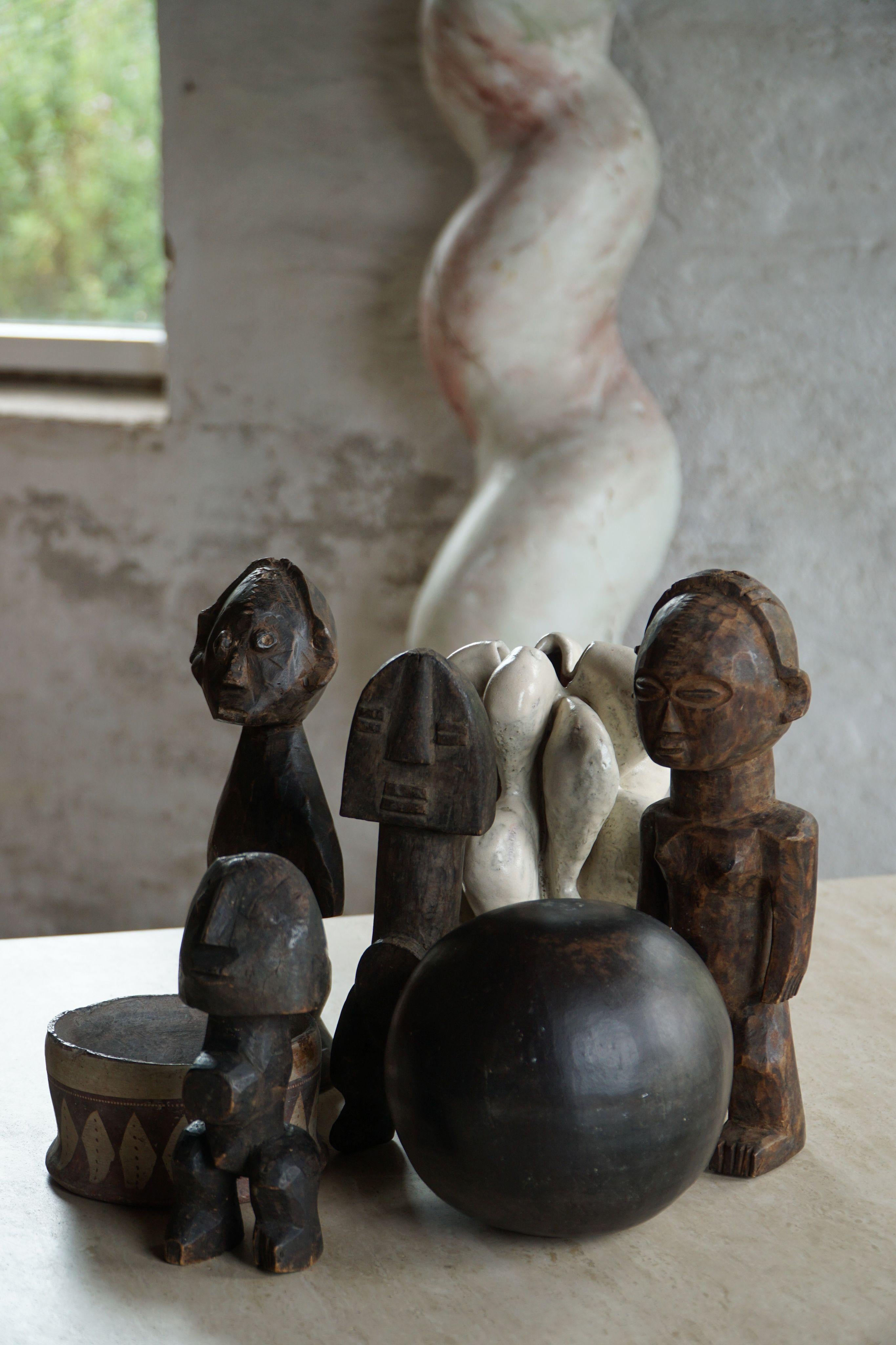 Satz von 4 dekorativen handgefertigten afrikanischen Holzskulpturen, Mitte des Jahrhunderts (Afrikanisch) im Angebot