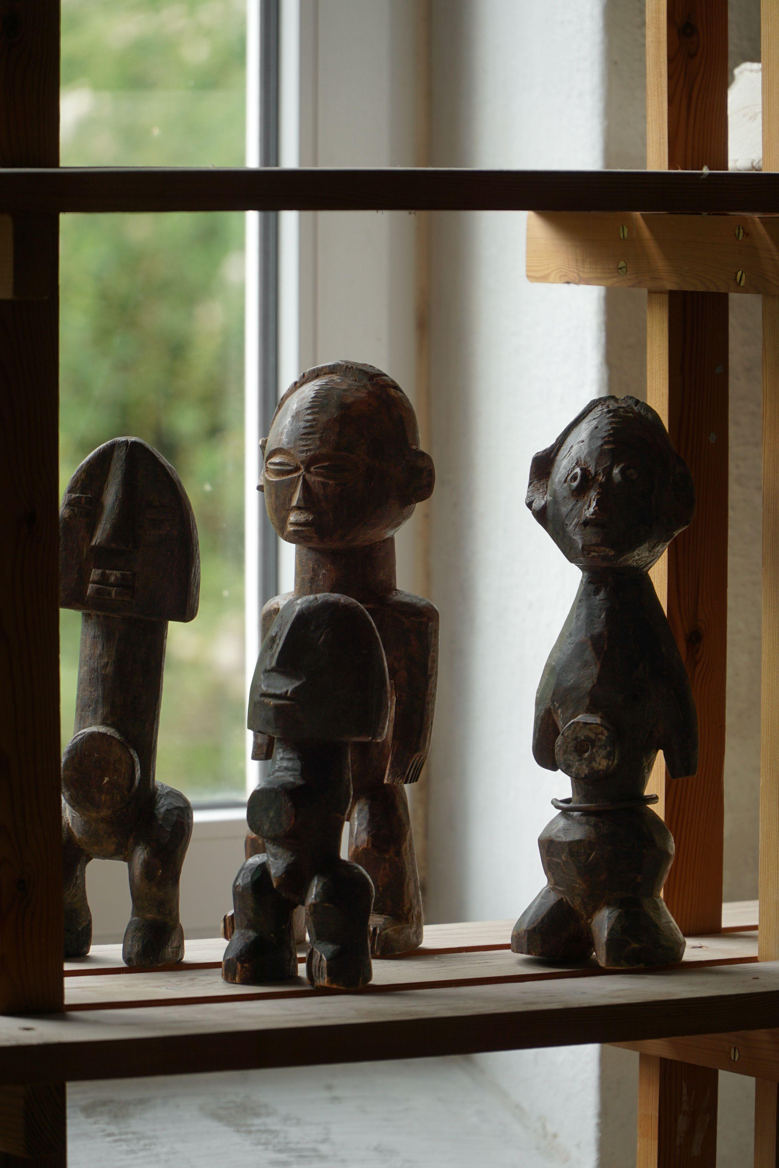 Satz von 4 dekorativen handgefertigten afrikanischen Holzskulpturen, Mitte des Jahrhunderts (20. Jahrhundert) im Angebot