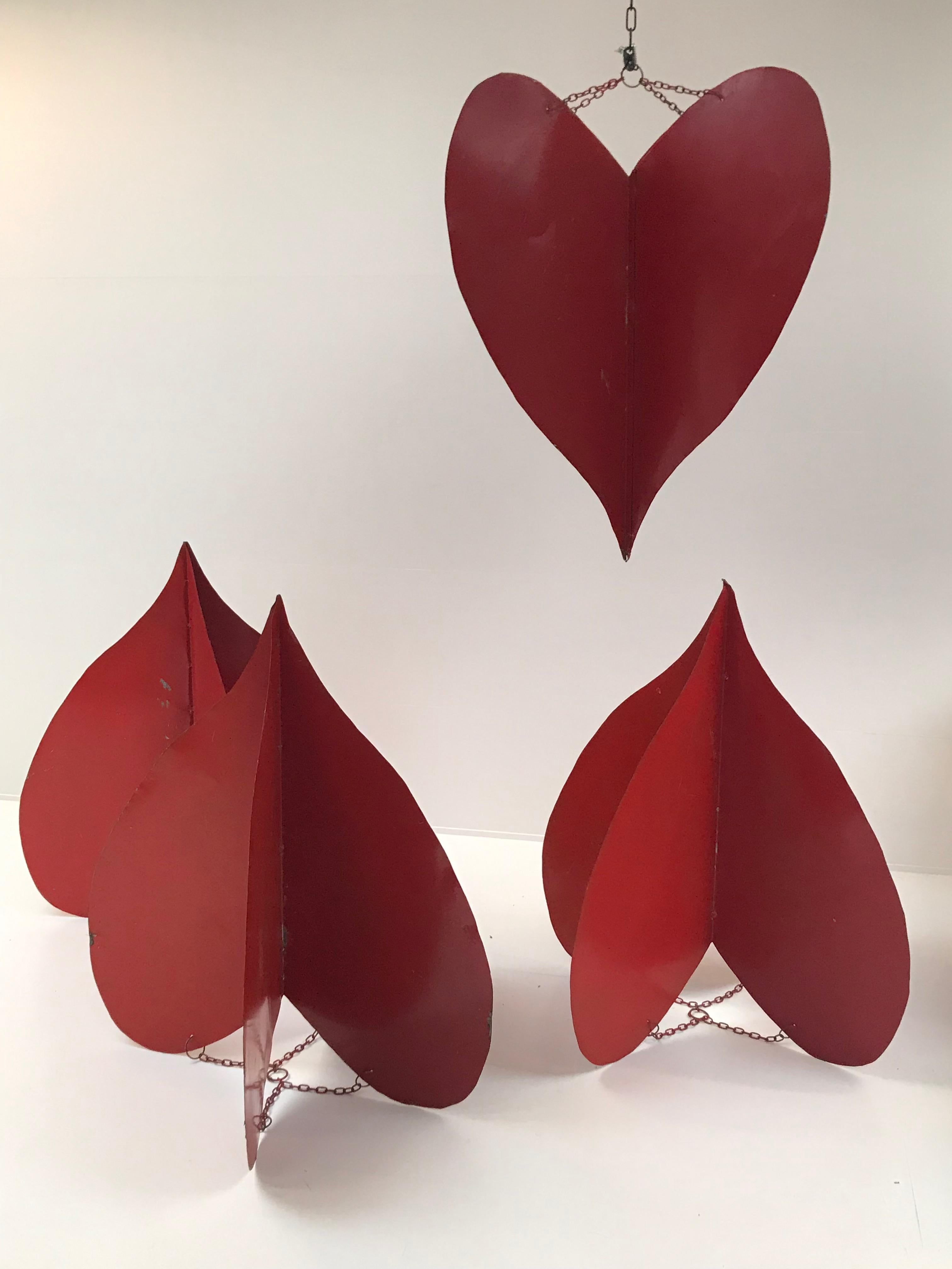 Schöner Satz von 4 dekorativen Herzen in Eisen rot lackiert.