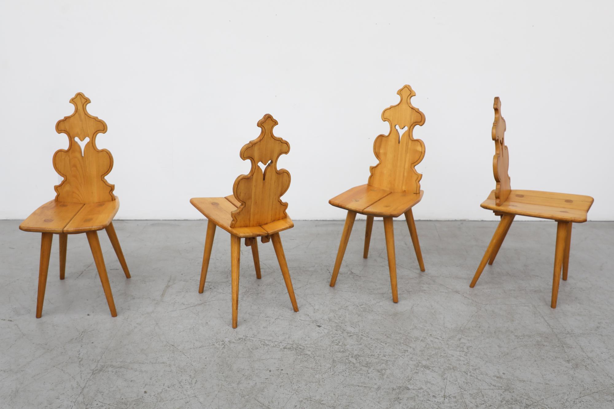 Satz von 4 Tiroler Stil Blonde Brutalist Stühle mit Hand geschnitzt dekorative zurück (Moderne der Mitte des Jahrhunderts) im Angebot