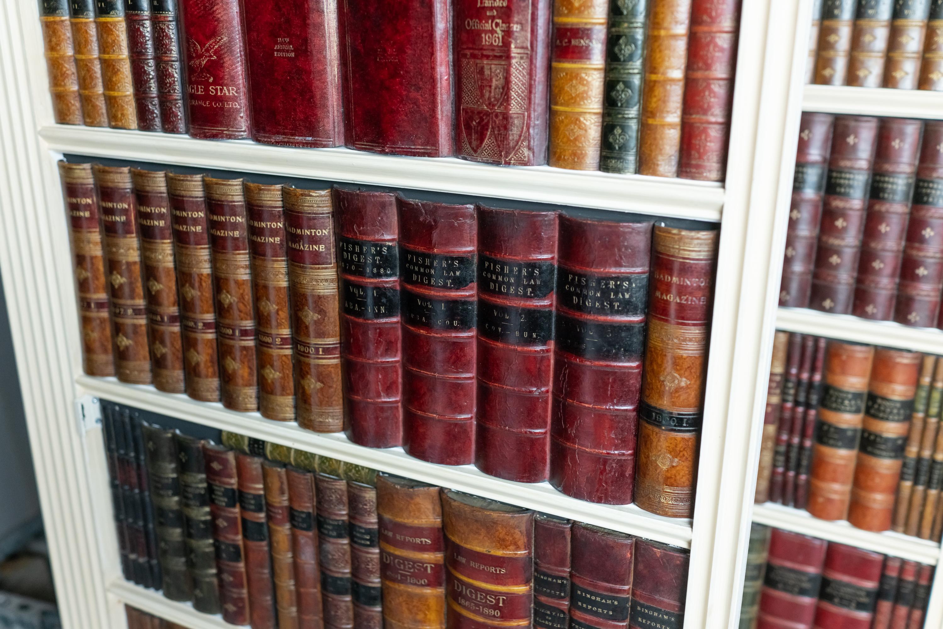 Peint Lot de 2 encadrements décoratifs en faux livre  Portes / écrans en vente