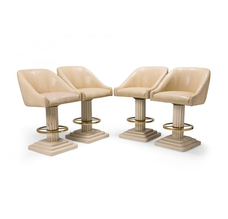 SET di 4 sgabelli da bar americani del Mid-Century con sedute imbottite in finta pelle di serpente bianco sporco, schienali bassi e lati angolati, appoggiati su colonne scanalate dipinte di beige con basi quadrate a gradini e poggiapiedi ad anello