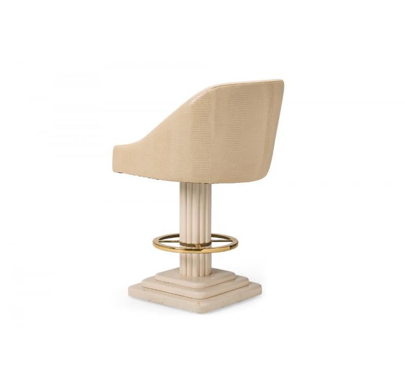 Dipinto a mano Set di 4 sgabelli da bar con base a colonna Designs for Leisure in finta pelle di serpente bianca in vendita