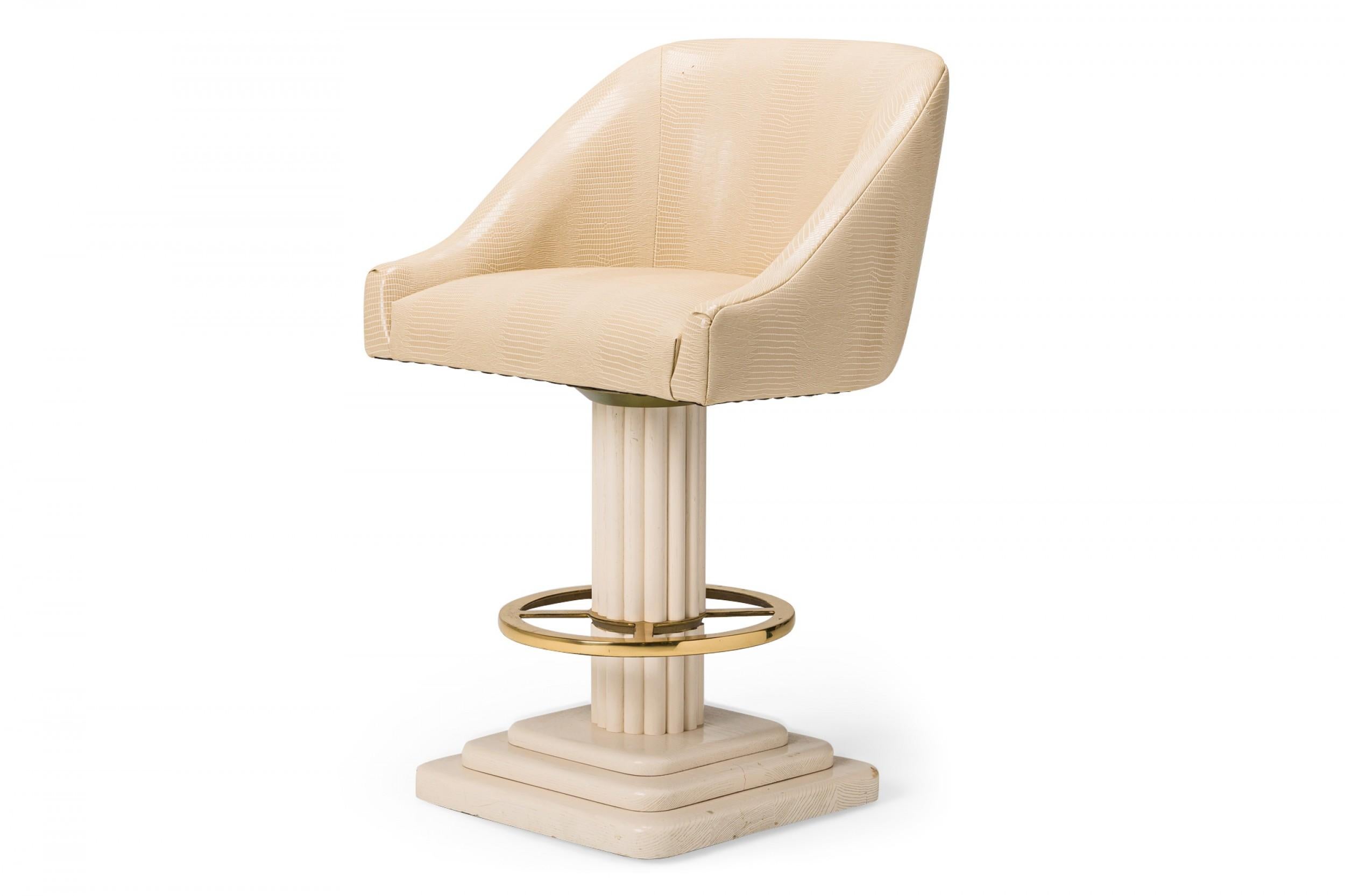 Mid-Century moderno Set di 4 sgabelli da bar con base a colonna Designs for Leisure in finta pelle di serpente bianca in vendita