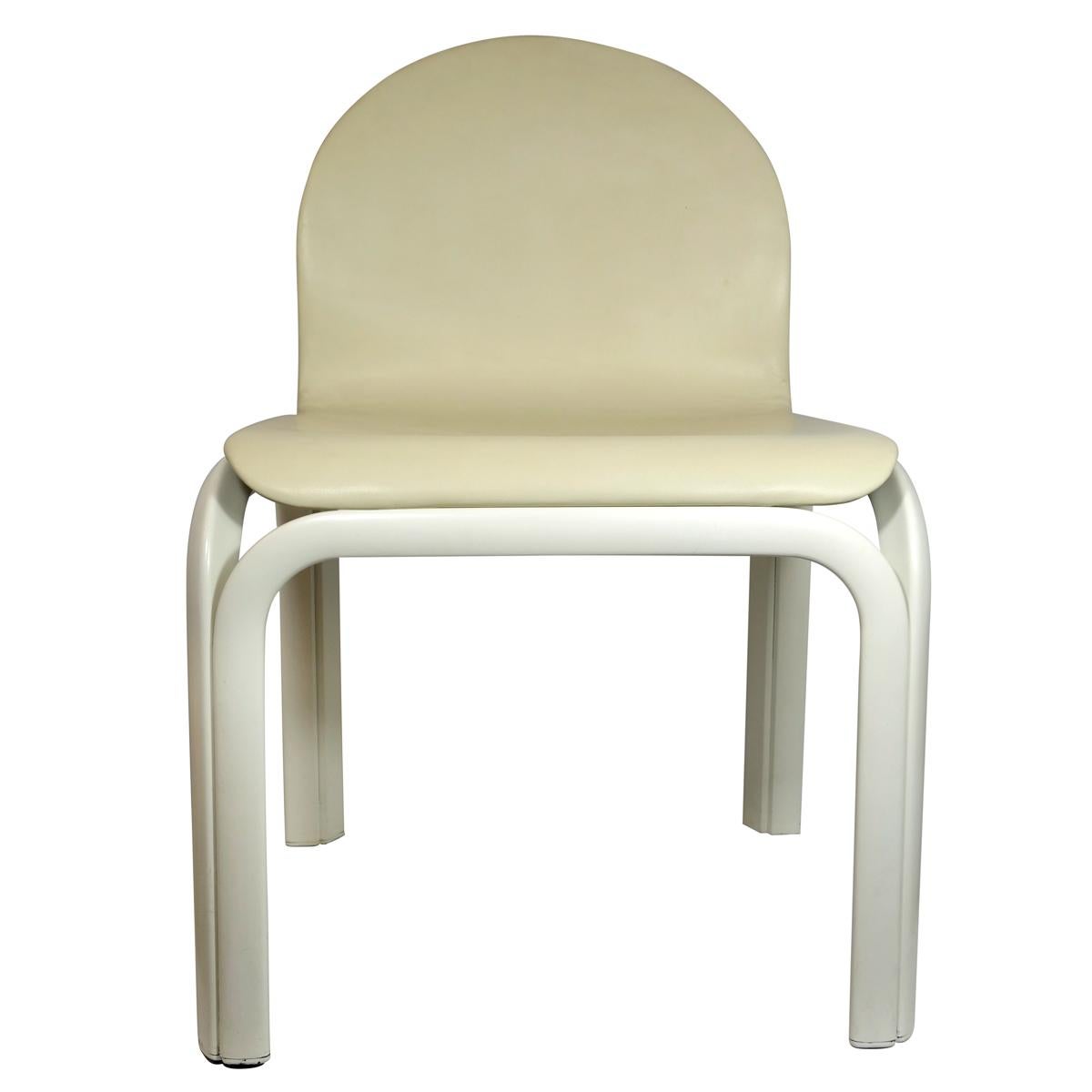 Set of 4 white lacquered aluminum dining chairs named Orsay. They were designed by Gae Aulenti for Knoll International.
The chairs have been reupholstered with fine beige leather.
Two chairs have armrest, the other two do not.
