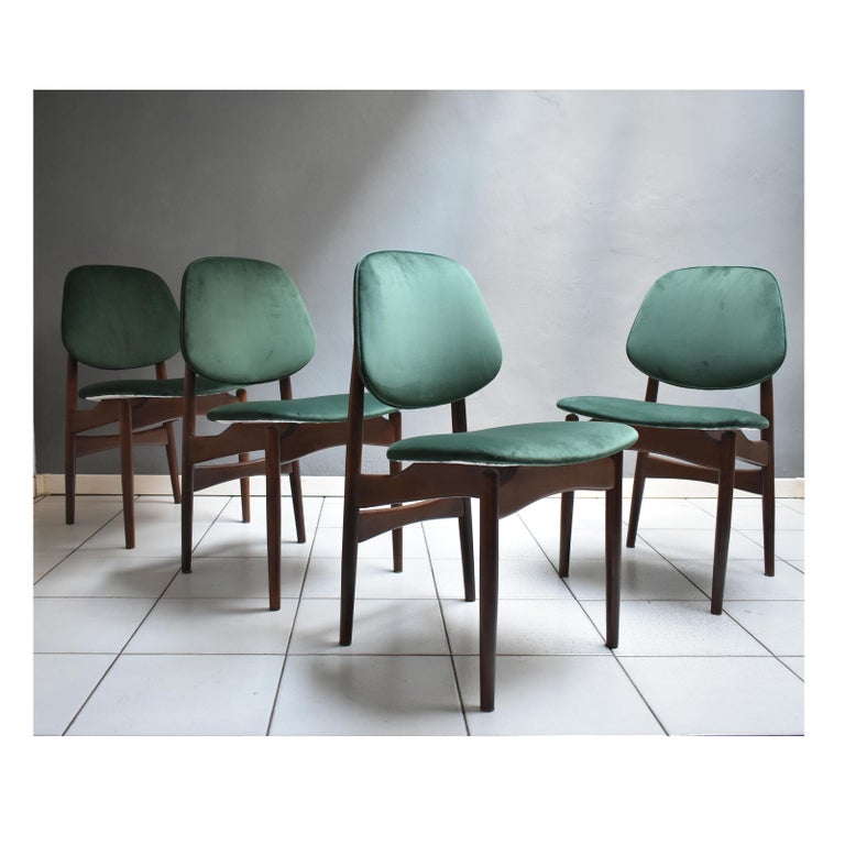 Set of four vintage sixties chairs, Italian manufacture.
The chairs have a wooden frame with a green velvet seat and back.
The upholstery of the chairs is new.
Measures: H 80 cm x 49 cm x 50 cm.
Total depth of the chairs 50 cm.
Very good
