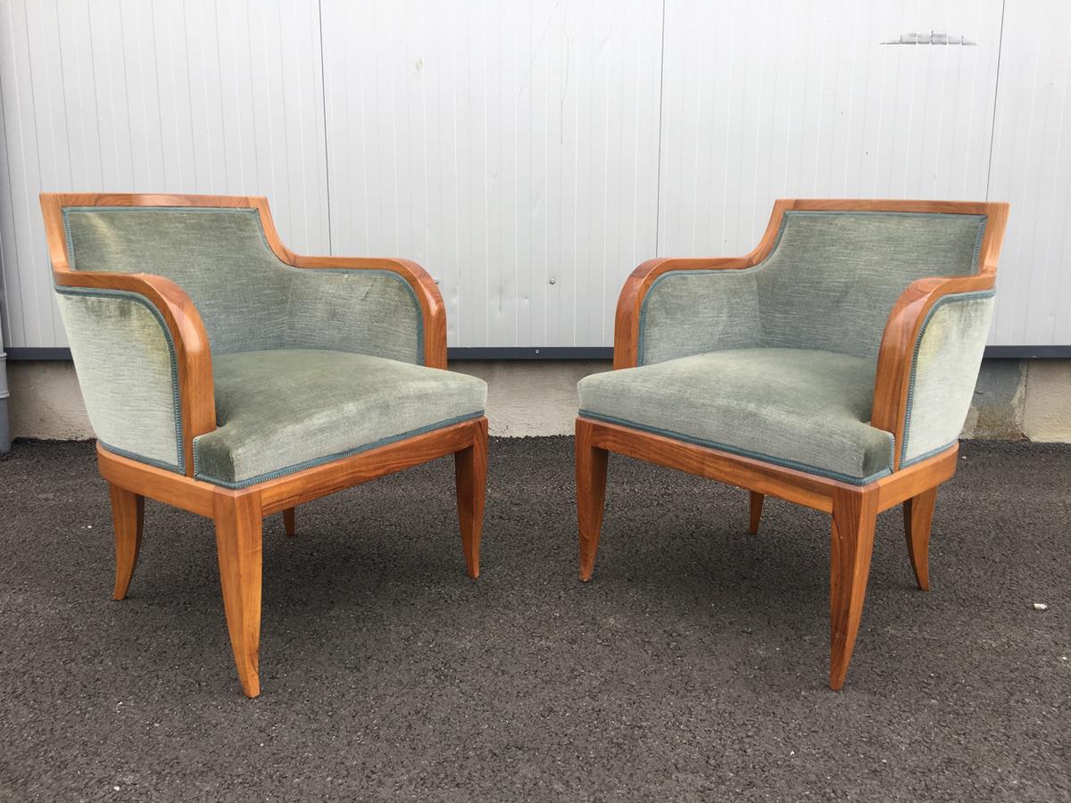 Set of 6 Art Deco chairs in walnut with original upholstery and original condition  
Measures: Armchairs depth 60 centimetres (24