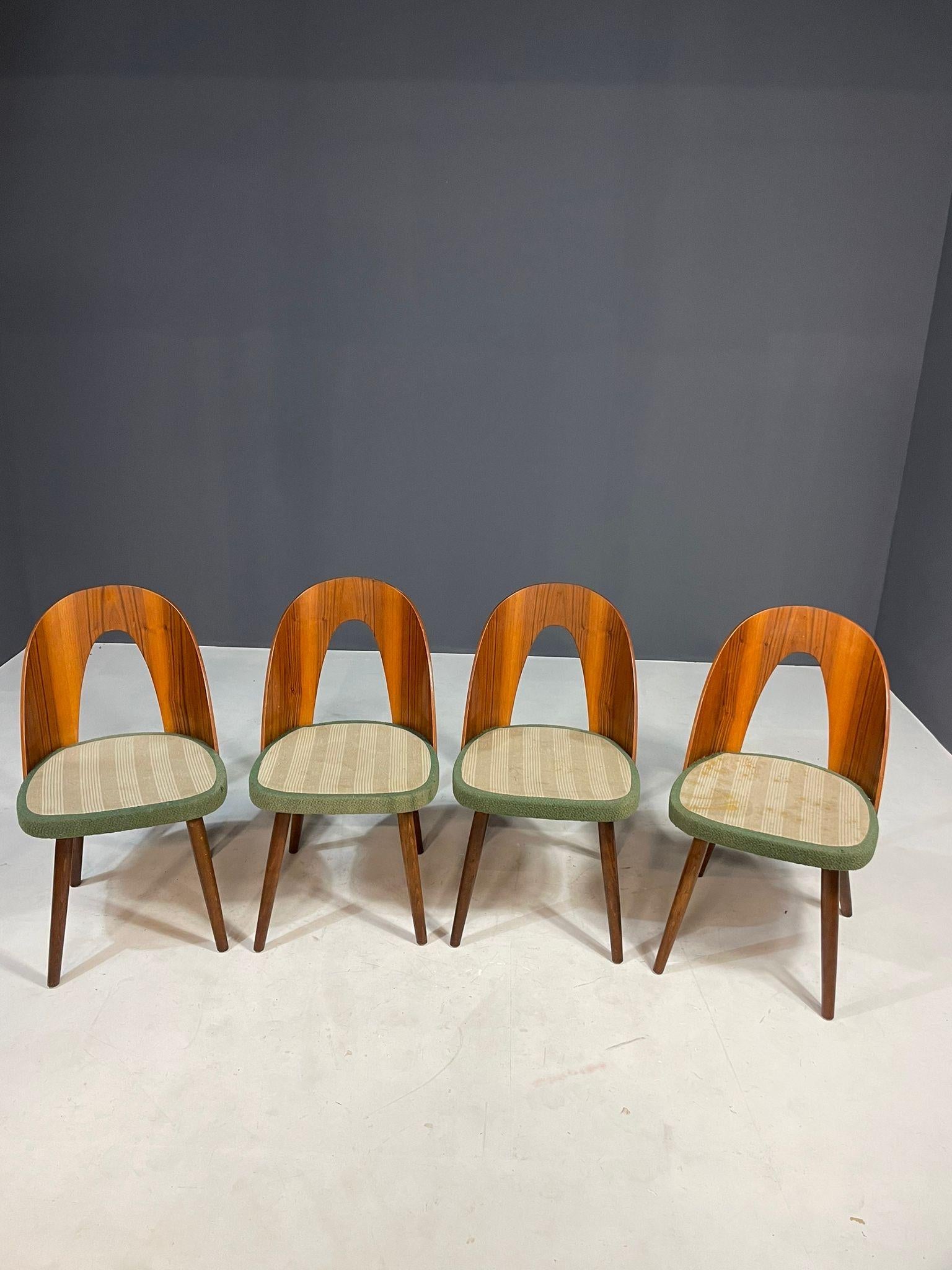Questo elegante set di quattro sedie da pranzo è stato disegnato da Antonín Šuman e prodotto nell'ex Cecoslovacchia negli anni Sessanta. Il design riflette l'estetica modernista dell'epoca, con linee pulite, un profilo leggero e il contrasto tra