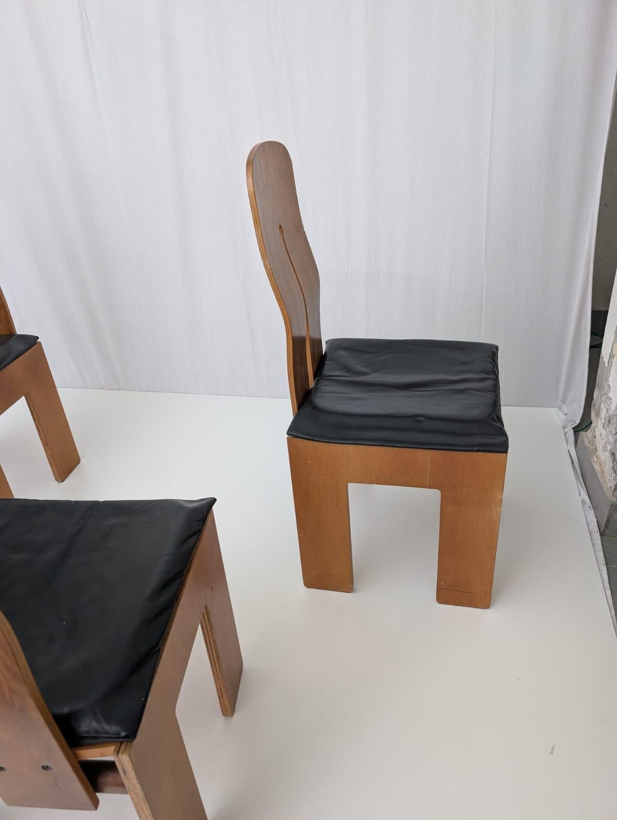 Indulge in the pure beauty of Mid-Century Italian Design with this Set of 4 Vintage Dining Chairs, designed by famous Italian architect and designer Carlo Scarpa and produced by renowned Italian furniture firm Bernini in the 1970s. 
Each chair is