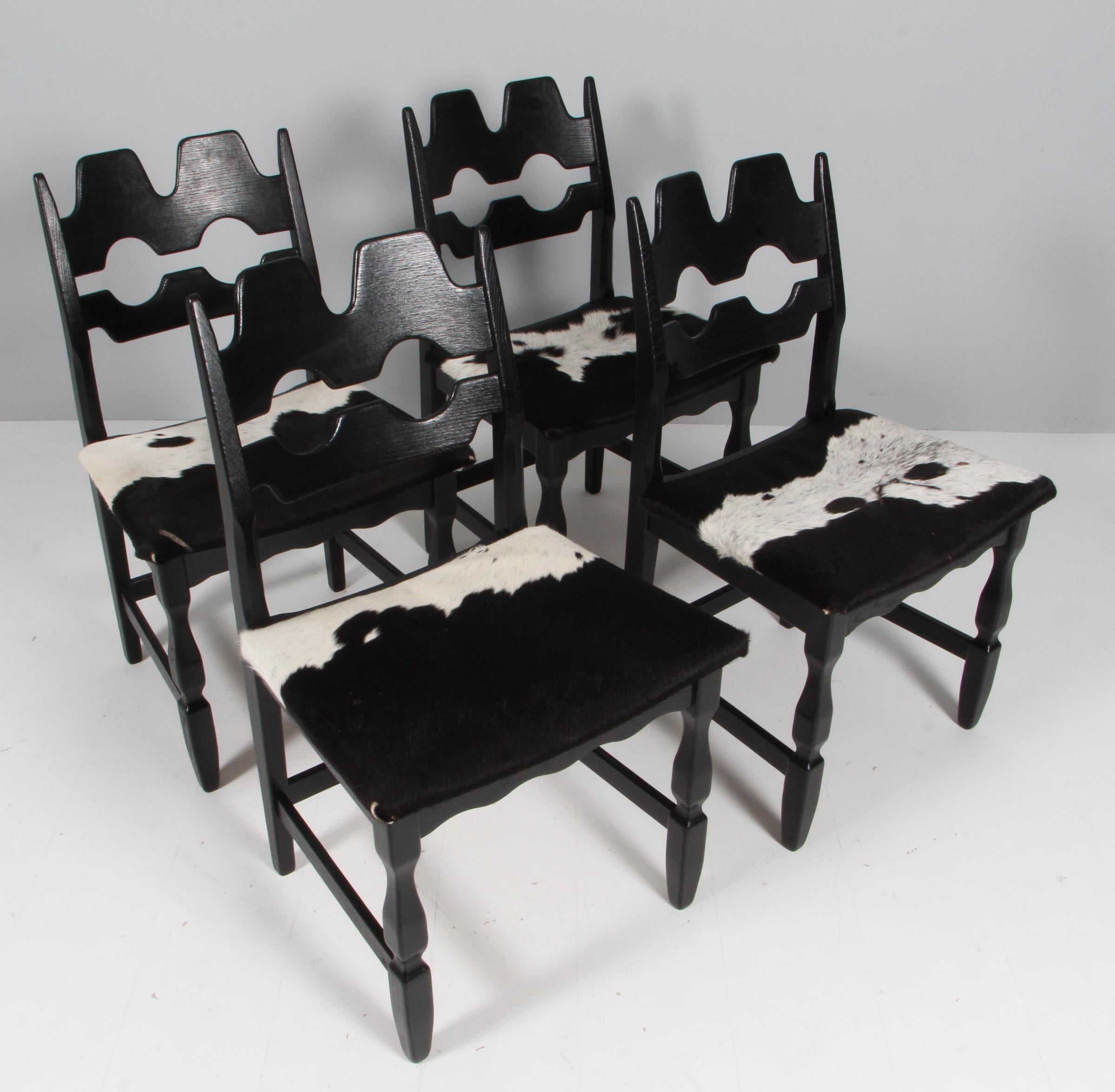 Auffällige Esszimmerstühle von Henning Kjærnulf, hergestellt aus  schwarz lackierte Eiche und Sitz aus Rindsleder. Dies war die beliebteste Option, als die Stühle hergestellt wurden.

Erfrischendes Design mit kühnem Barock, das sich gut mit dem