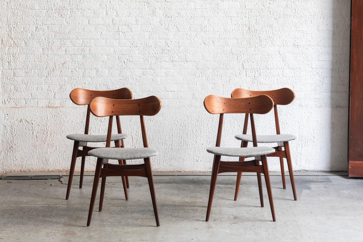 Set of four dining chairs model ‘Kastrup’ designed by Louis van Teeffelen for Wébé in the Netherlands around 1960. The chairs feature a very organic design with curved backrests. A solid teak frame with seats, newly re-upholstered in a mouse grey