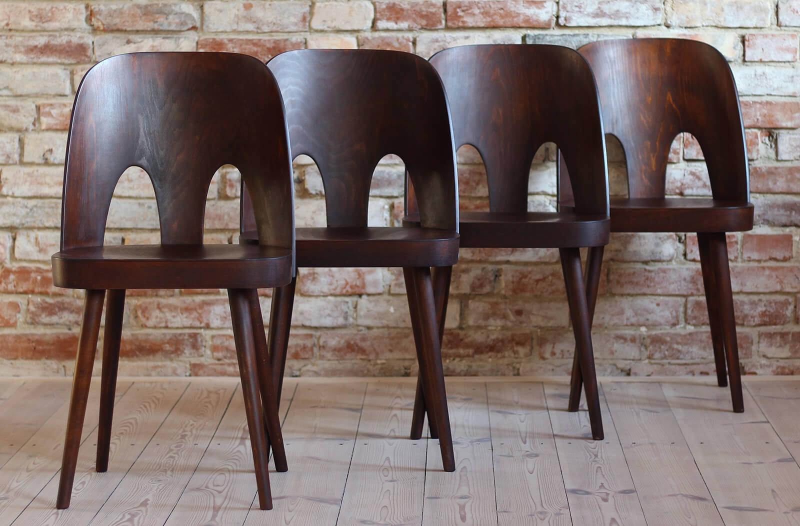 Cet ensemble de quatre chaises de salle à manger vintage a été conçu par Oswald Haerdtl dans les années 1950, célèbre designer autrichien. Avec M. Josef Hoffmann, il a conçu la terrasse du café de l'exposition Werkbund de Vienne de 1930, où ils ont