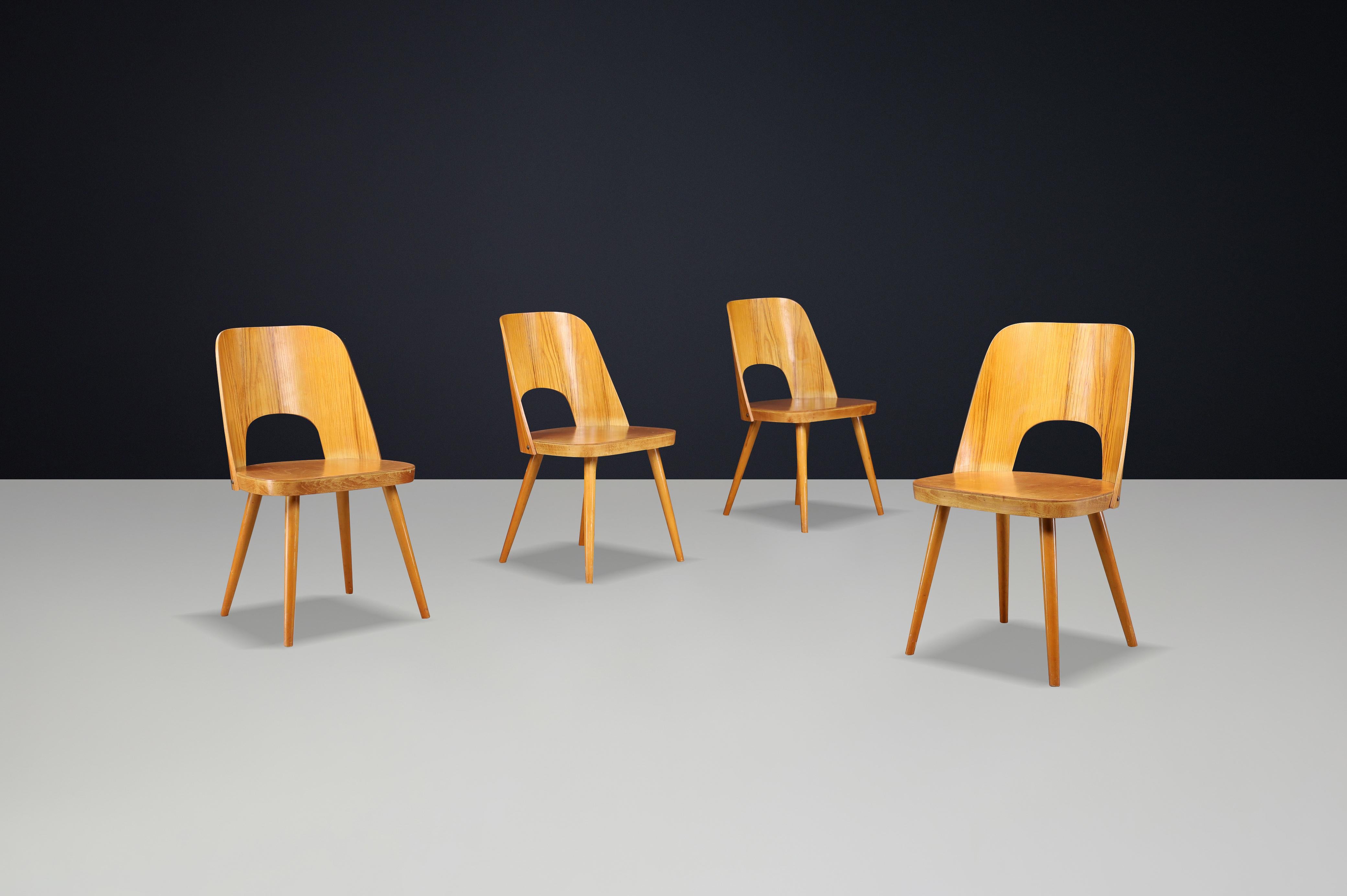 Ensemble de 4 chaises de salle à manger par Oswald Haerdtl pour Thonet / TON, années 1950, Tchécoslovaquie

Cet élégant ensemble de quatre chaises de salle à manger a été conçu par l'architecte autrichien Oswald Haerdtl et produit par Thonet (plus