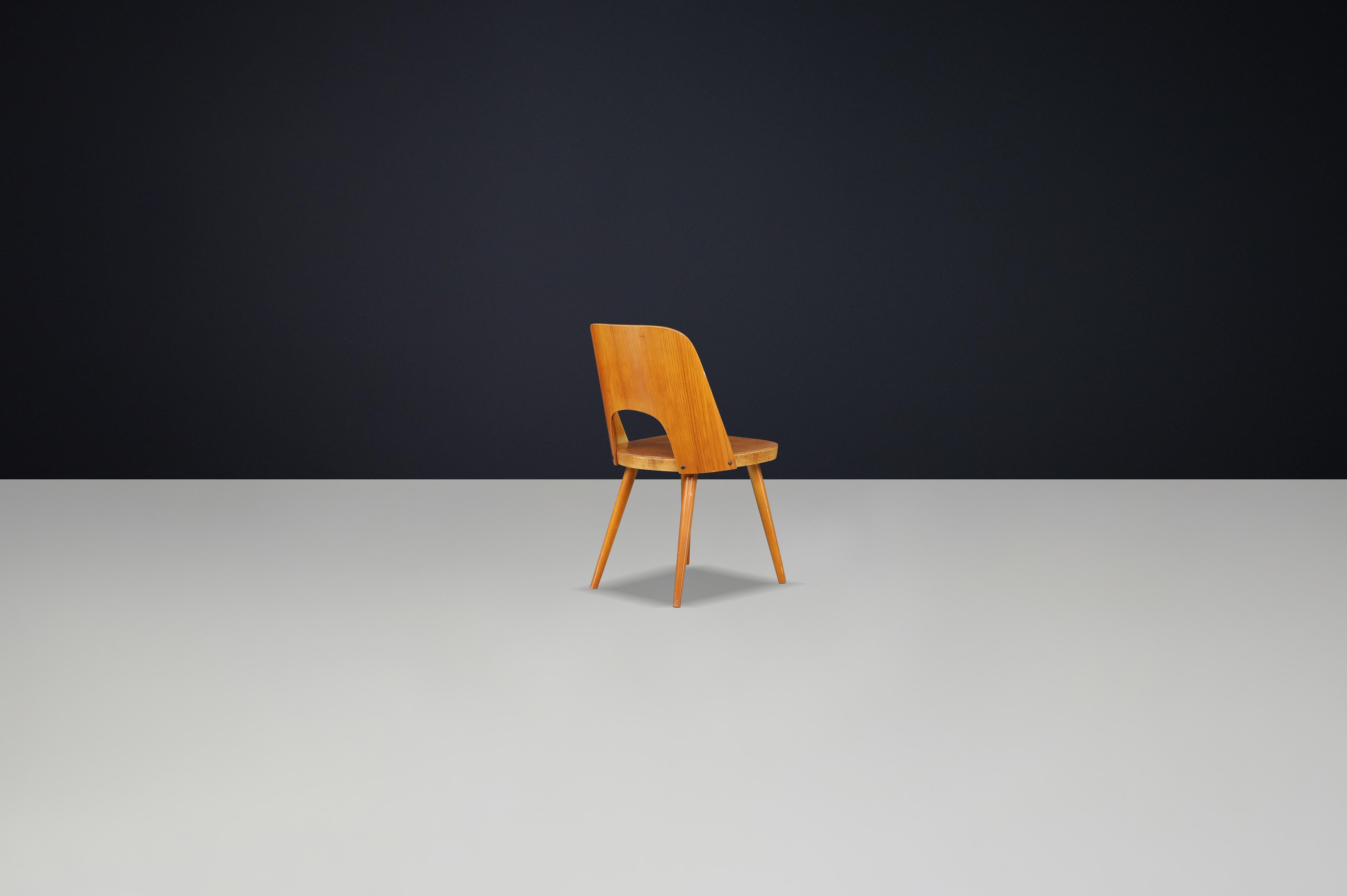 Milieu du XXe siècle Ensemble de 4 chaises de salle à manger par Oswald Haerdtl pour Thonet / TON, années 1950, Tchécoslovaquie en vente