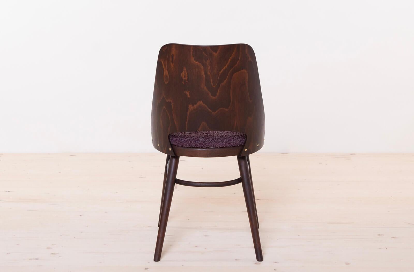 Satz von 4 Esszimmerstühlen von R. Hofman für TON, Modell 514, 1960er Jahre, neu gepolstert (Buchenholz) im Angebot