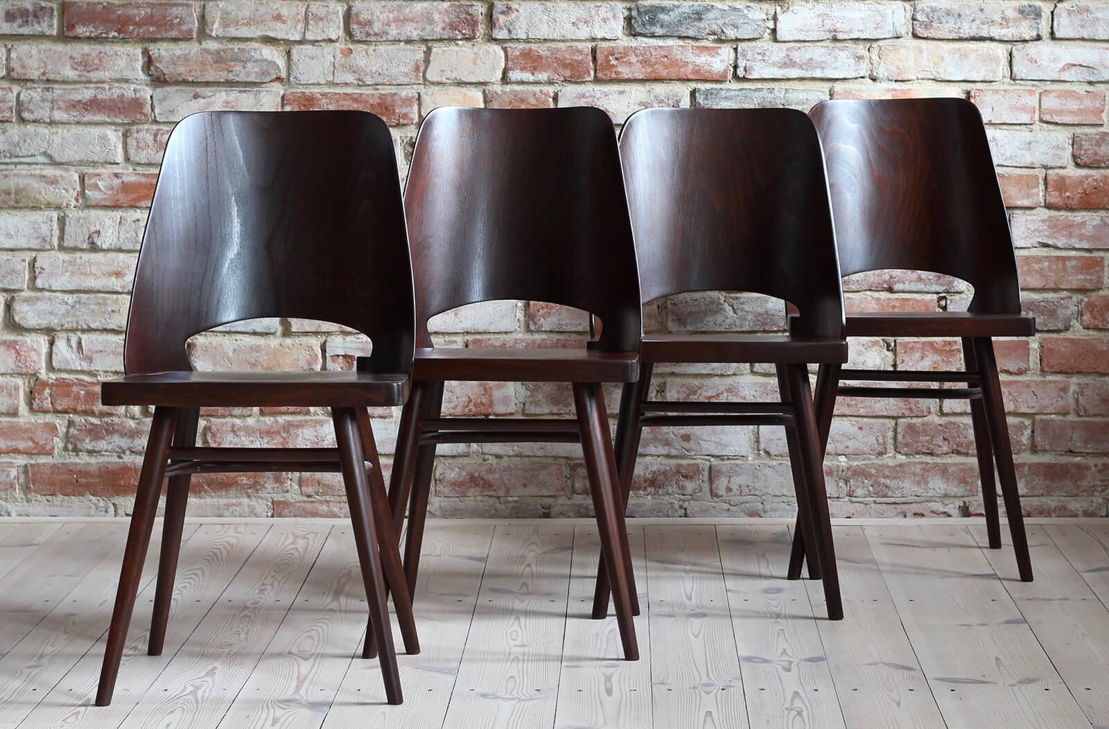 Ensemble de 4 chaises conçues par Radomir Hofman pour TON, modèle 514. Après une rénovation complète, les chaises ont été nettoyées, polies et refinies avec une laque satinée de haute qualité qui protège le bois. Ils sont plaqués en bois de hêtre.