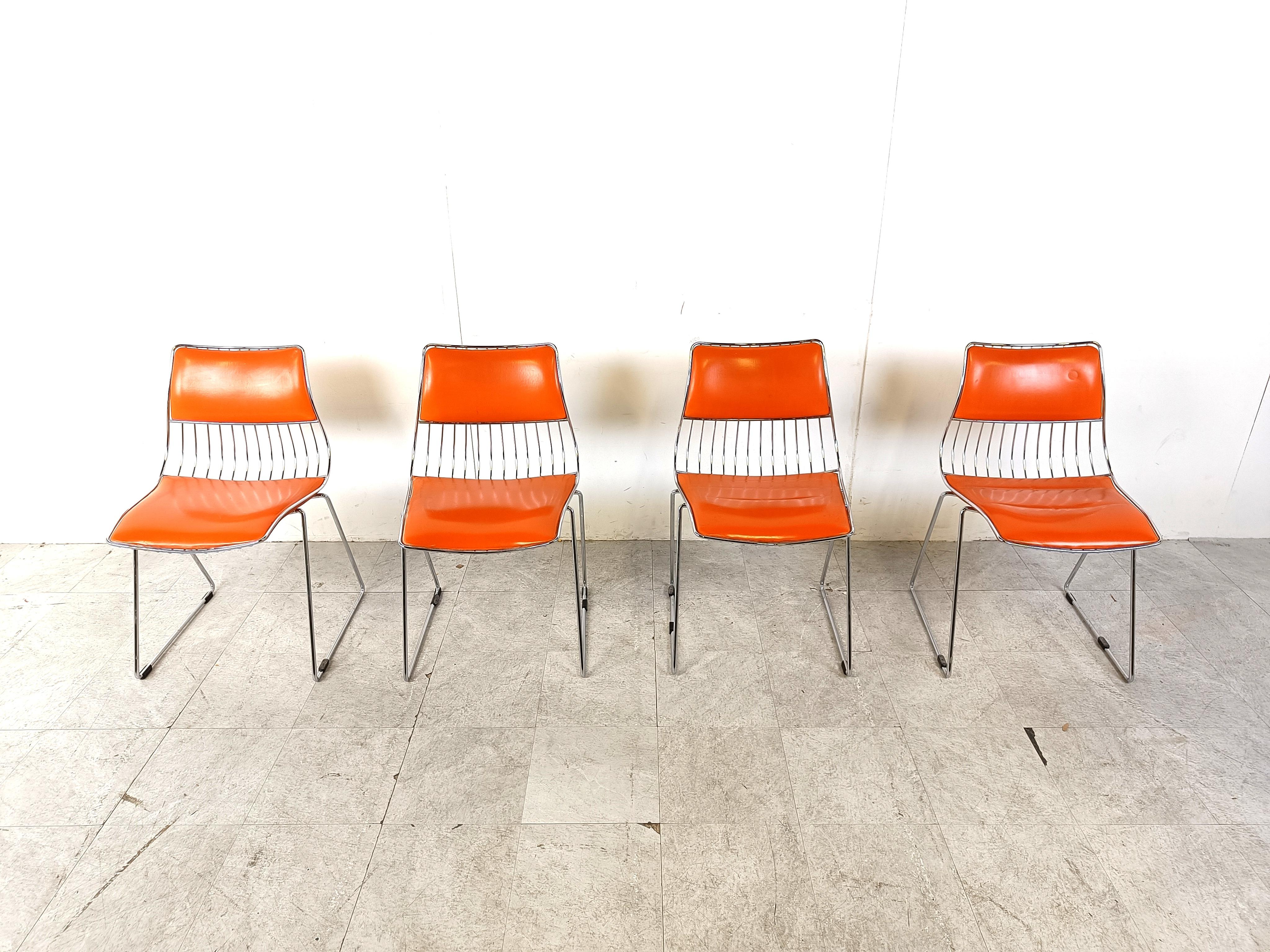 Set aus 4 stapelbaren Esszimmerstühlen, entworfen von Rudi Verelst.

Sie haben ein schweres, verdrahtetes Chromgestell mit orangefarbener Kunstlederbespannung.

Die Stühle sind in einem sehr guten Zustand und haben keine Schäden.

Sie liegen gut in