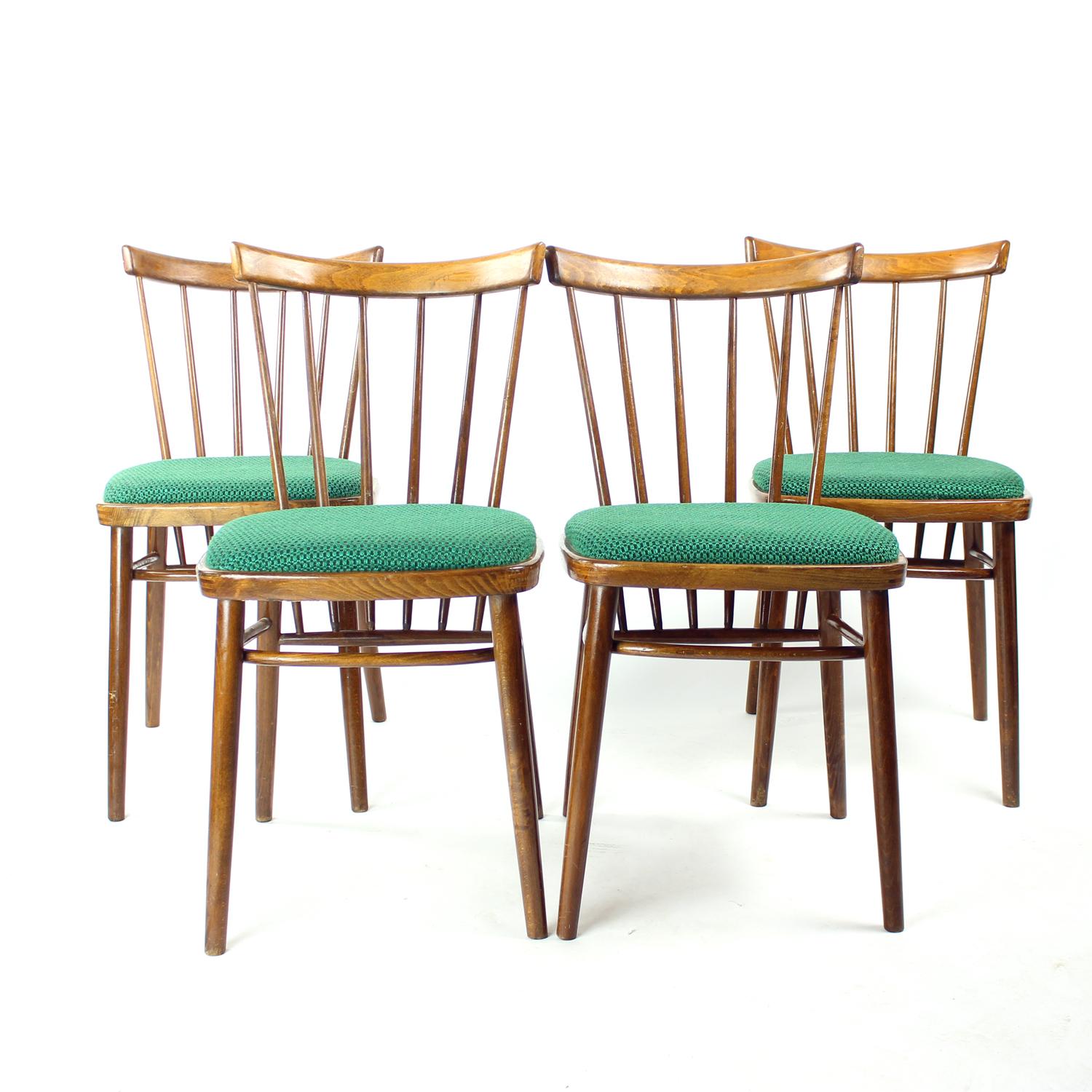 Precioso juego de cuatro sillas de comedor fabricado por la empresa Tatra en los años sesenta. Las etiquetas originales siguen pegadas. Las sillas tienen un diseño ligero con el respaldo largo y aireado, pero muy resistente. La madera es de roble