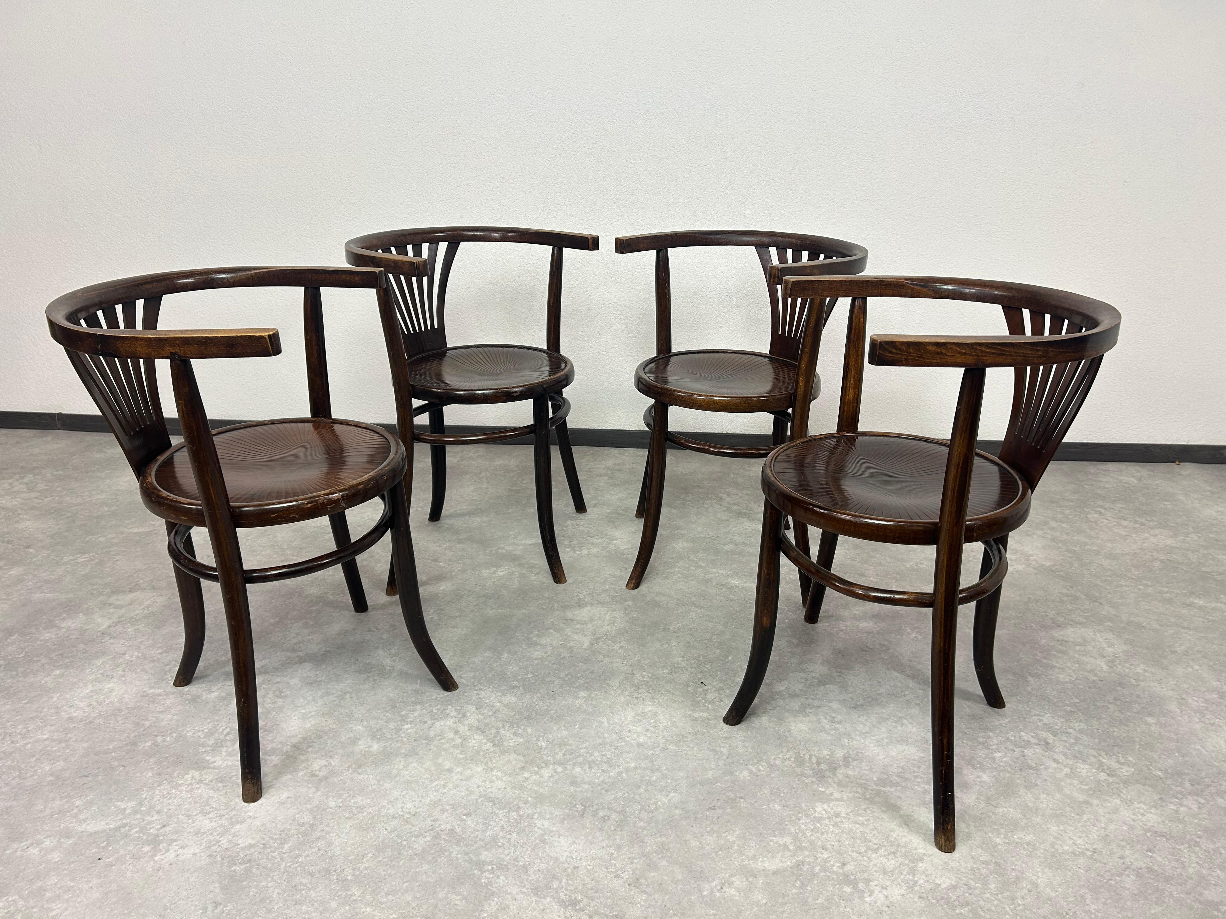 Set di 4 sedie da pranzo di Thonet Debrecen in ottime condizioni originali.