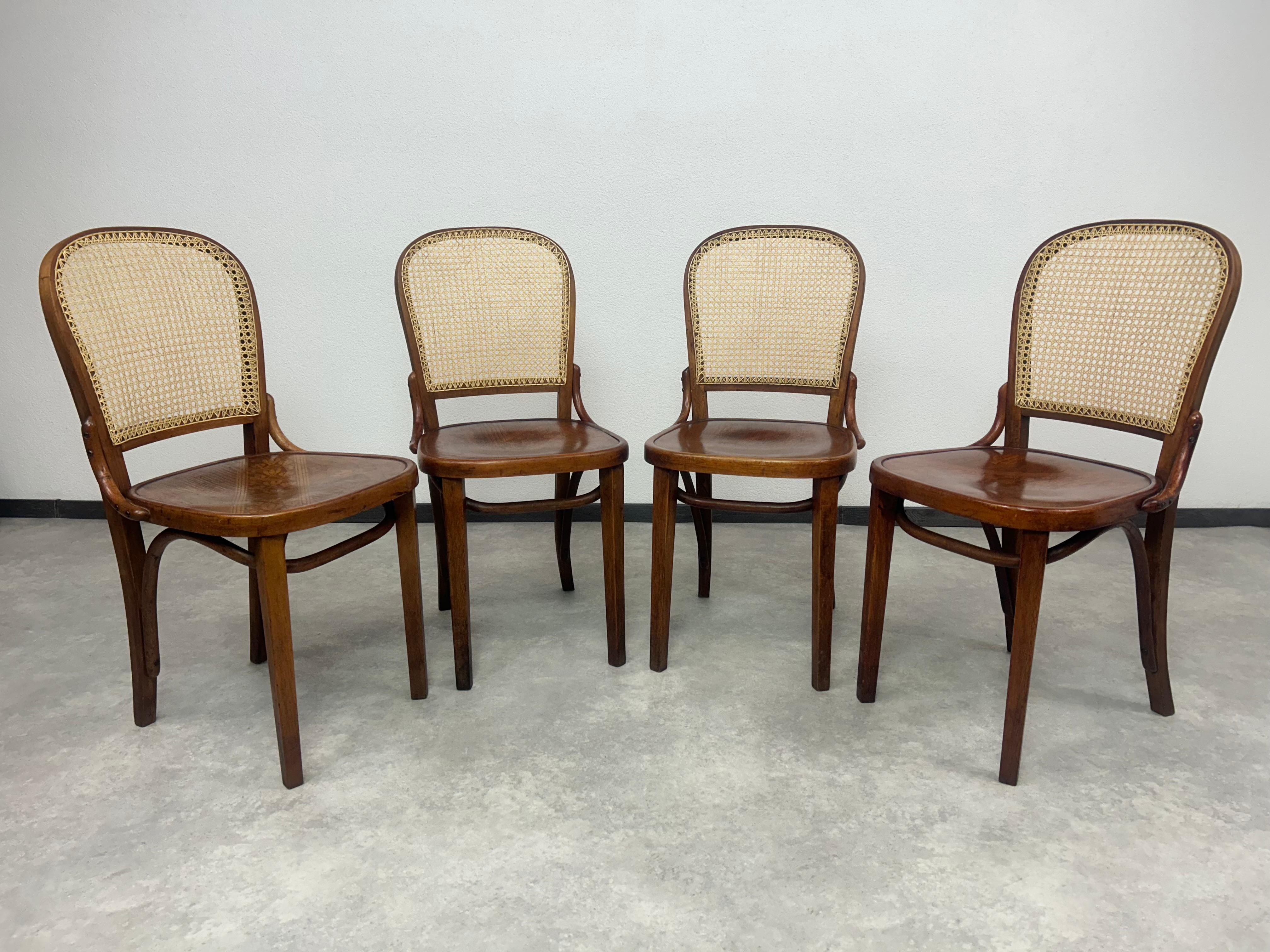 Set di 4 sedie da pranzo di Thonet, tinteggiate e lucidate professionalmente con nuovi schienali in rattan fatti a mano, sedute originali restaurate. 