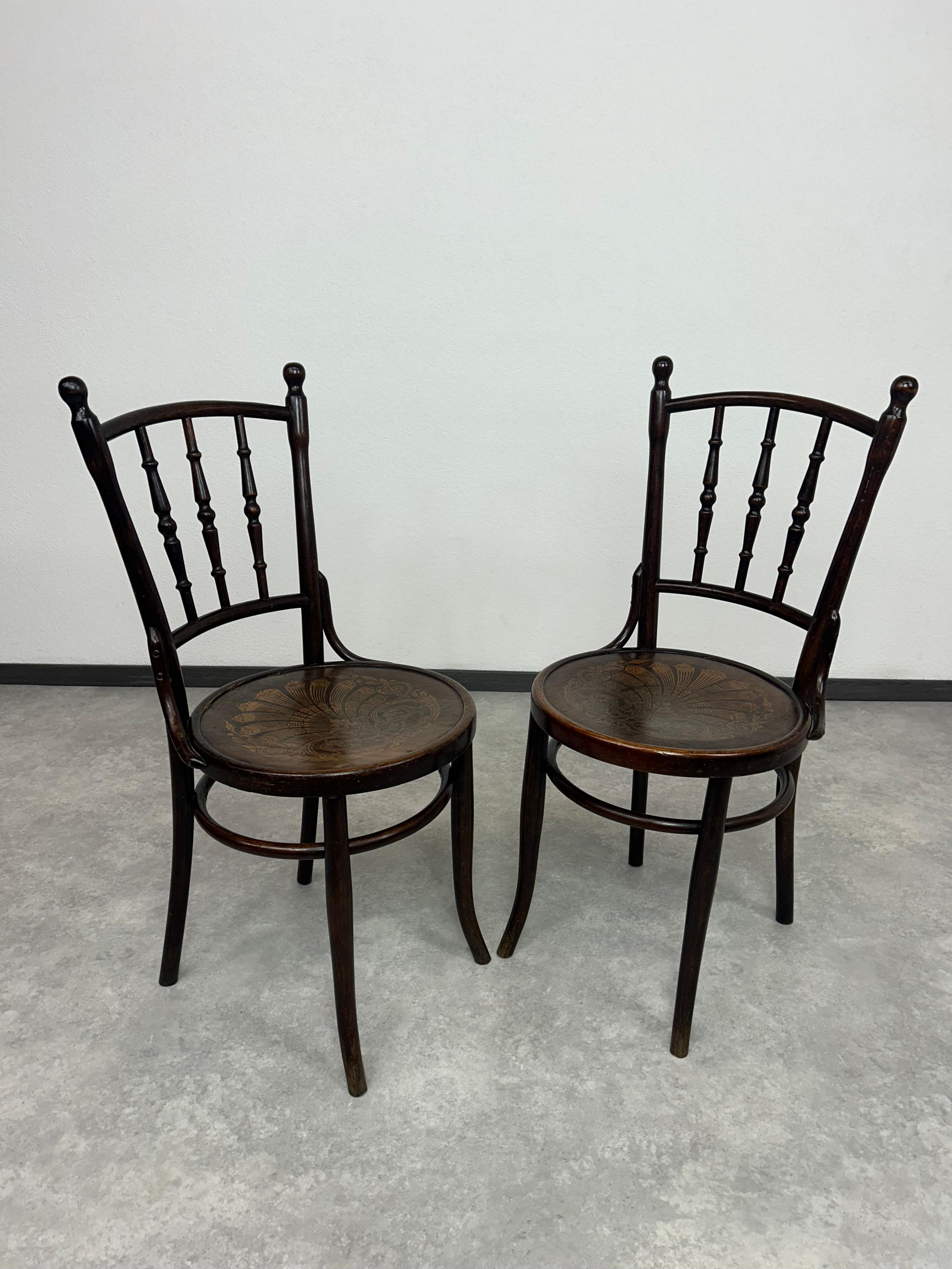 Juego de 4 sillas de comedor de Thonet Mundus en buen estado original con señales de uso.