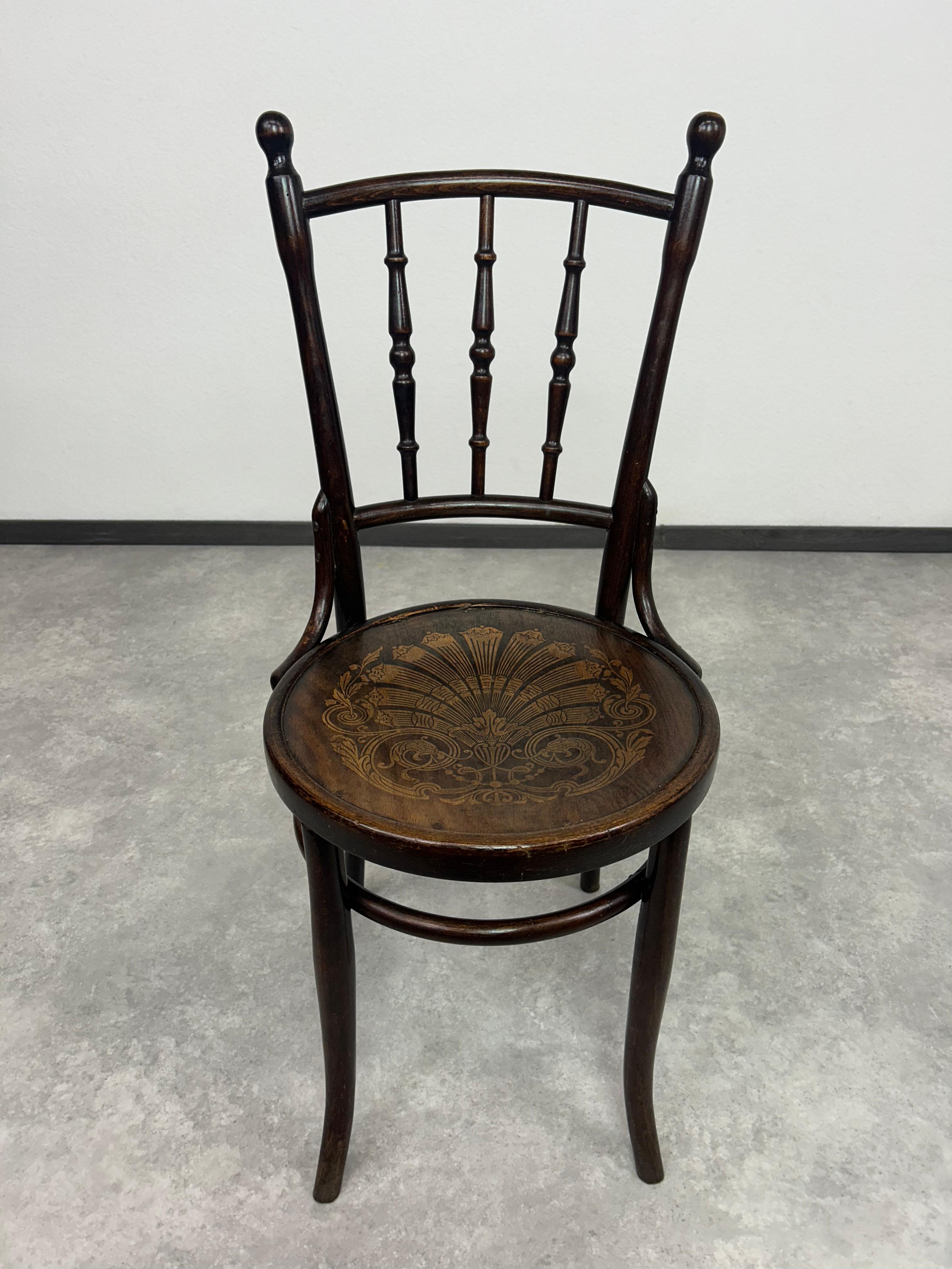 Juego de 4 sillas de comedor de Thonet Mundus en Bueno Estado en Banská Štiavnica, SK