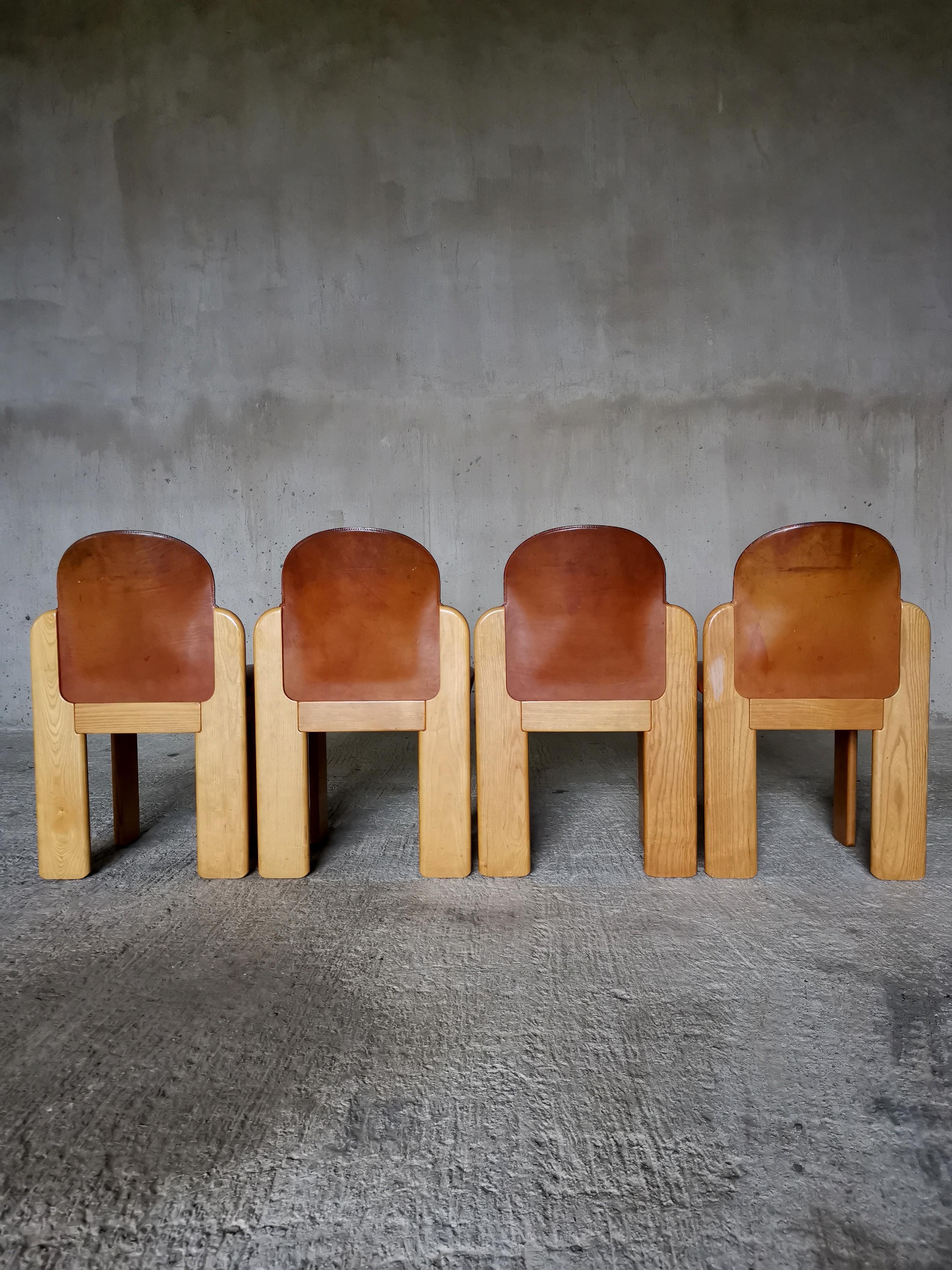 This set of 4 dining chairs in ash wood and rich cognac leather designed by Italian Silvio Coppola for Fratelli Montina in the 1970s is not a set easily found.
Let alone in this condition and with such harmonious and matching cognac patina on the