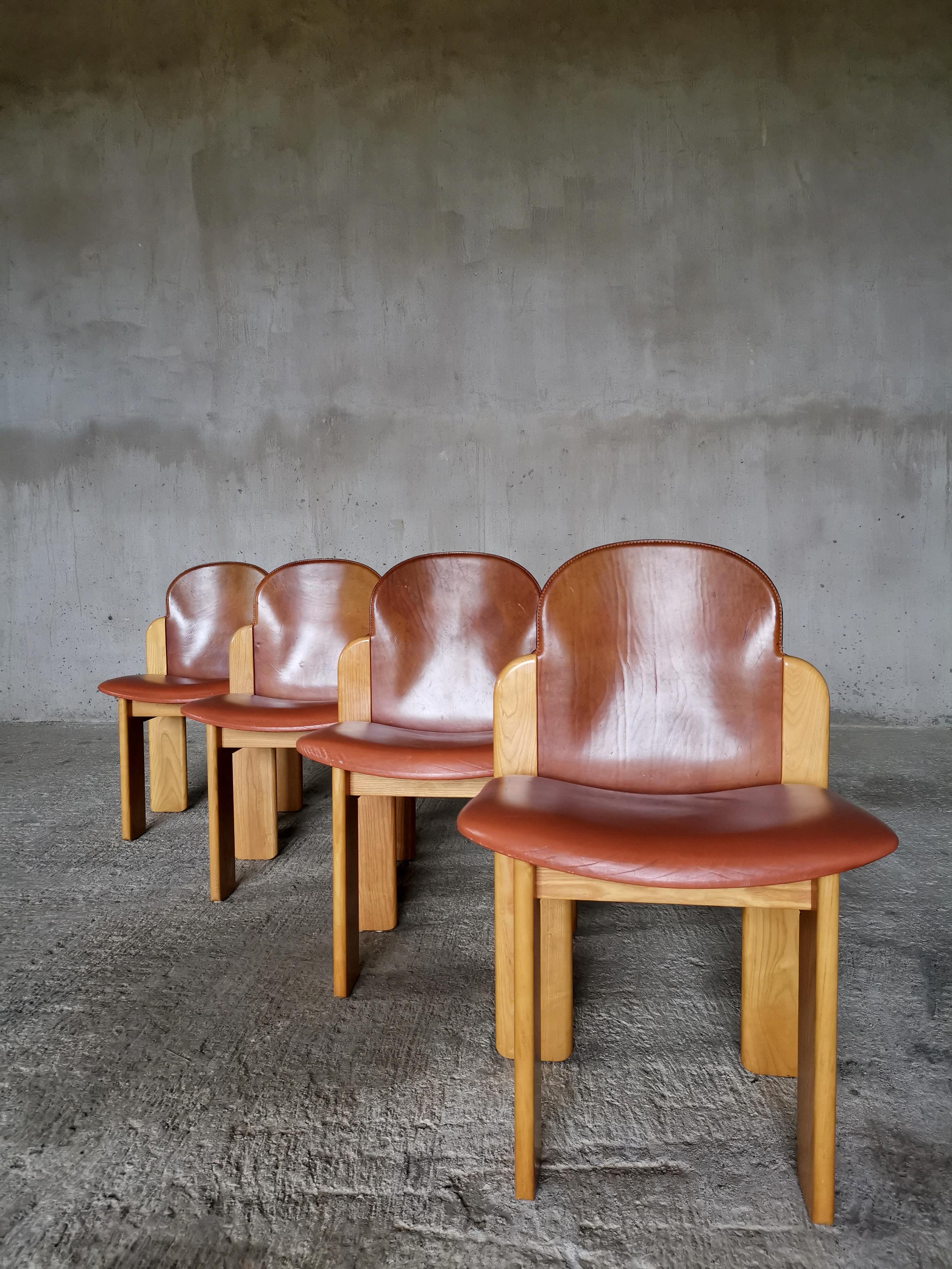 Postmoderne Ensemble de 4 chaises de salle à manger design Silvio Coppola pour Fratelli Montina, Italie, années 1970 en vente