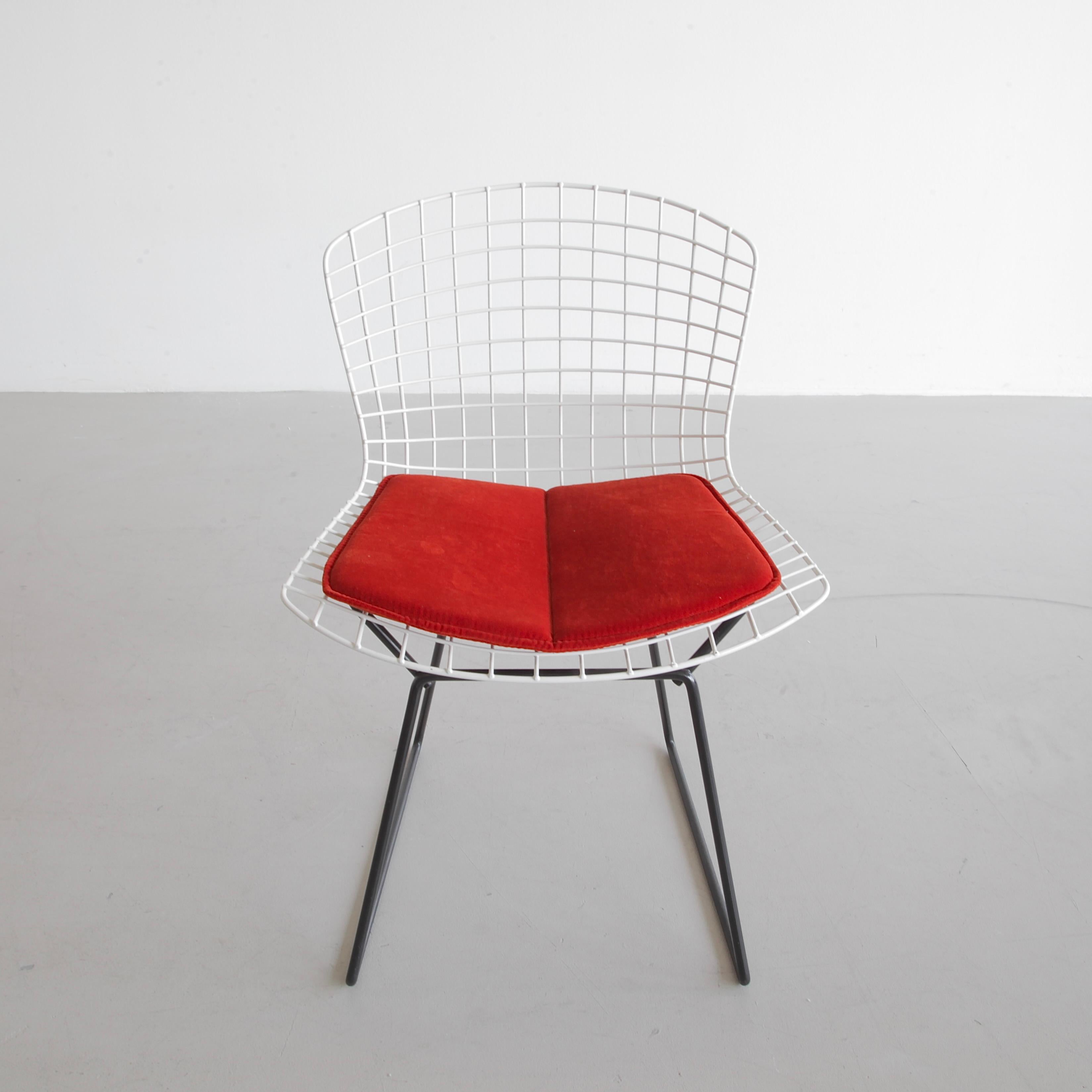 Ensemble de 4 chaises de salle à manger conçu par Harry BERTOIA pour Knoll International, 1970 Bon état - En vente à Berlin, Berlin
