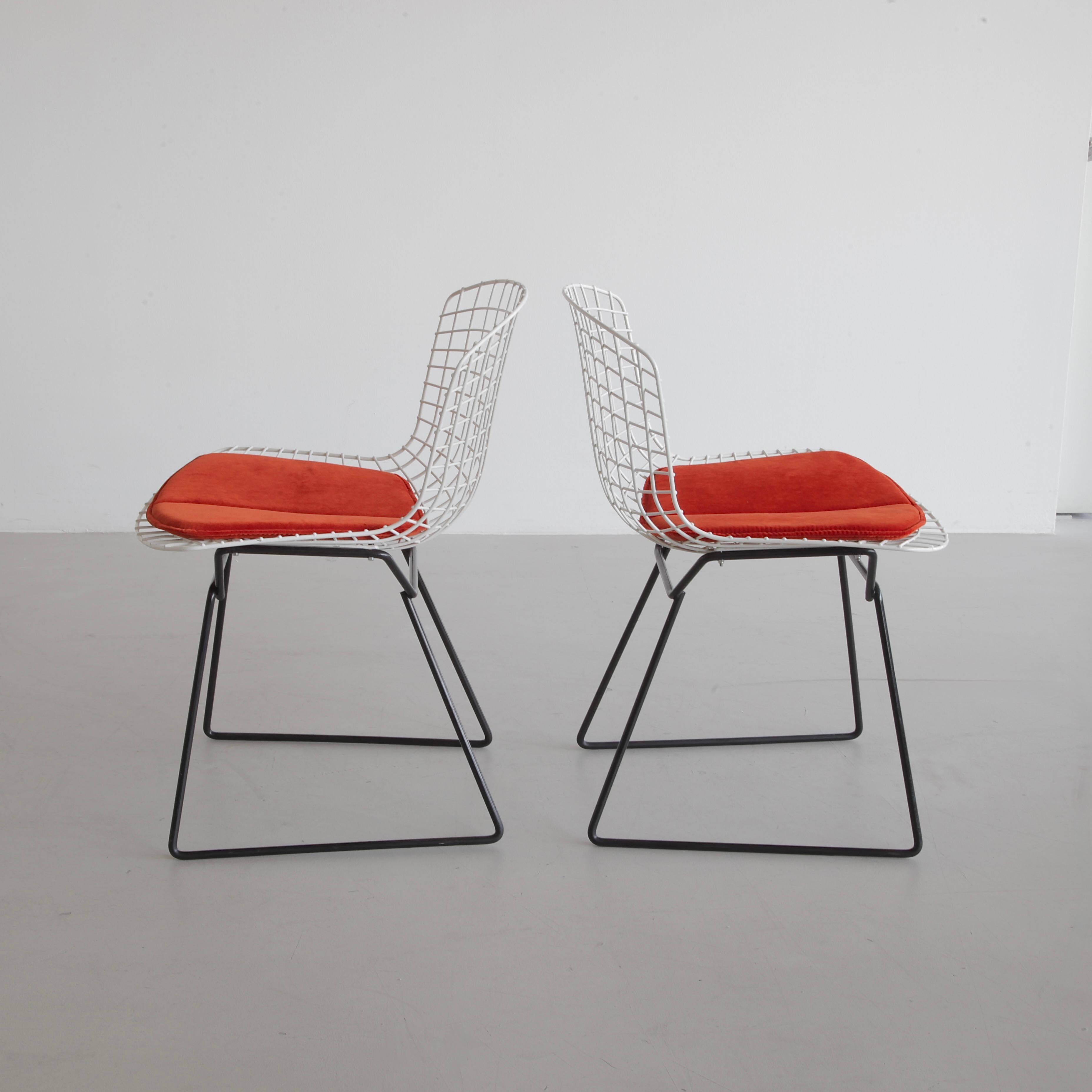 Milieu du XXe siècle Ensemble de 4 chaises de salle à manger conçu par Harry BERTOIA pour Knoll International, 1970 en vente