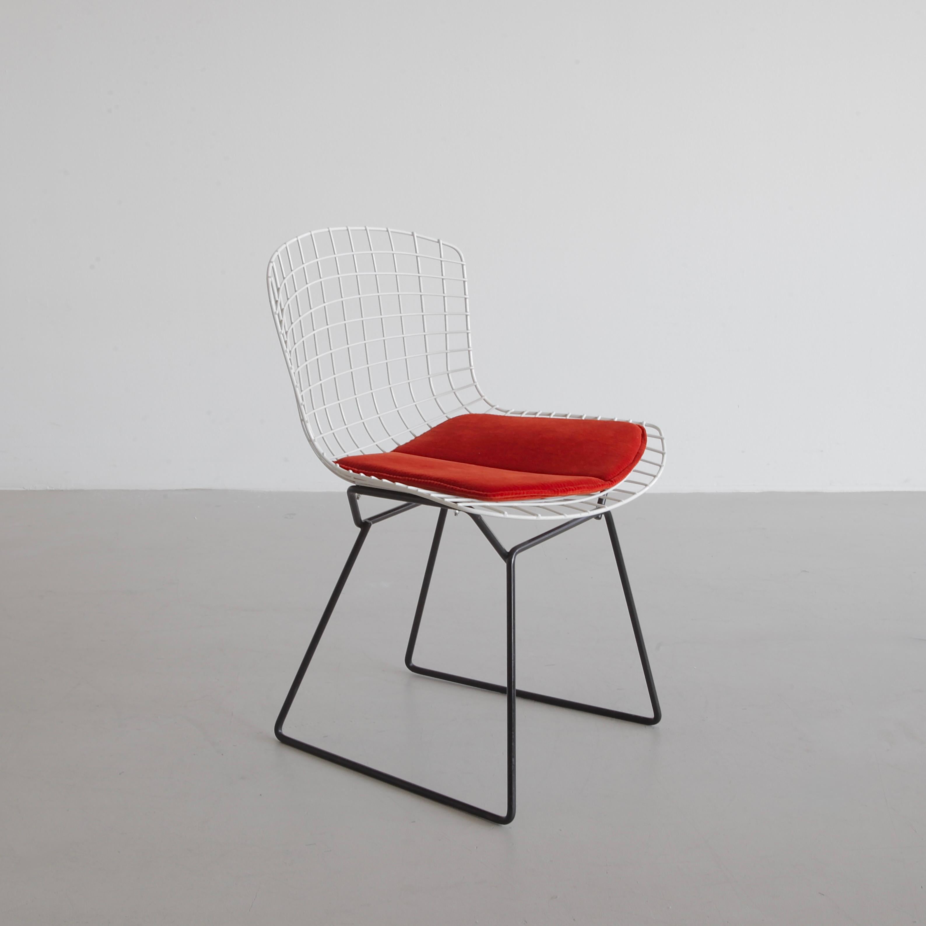 Métal Ensemble de 4 chaises de salle à manger conçu par Harry BERTOIA pour Knoll International, 1970 en vente
