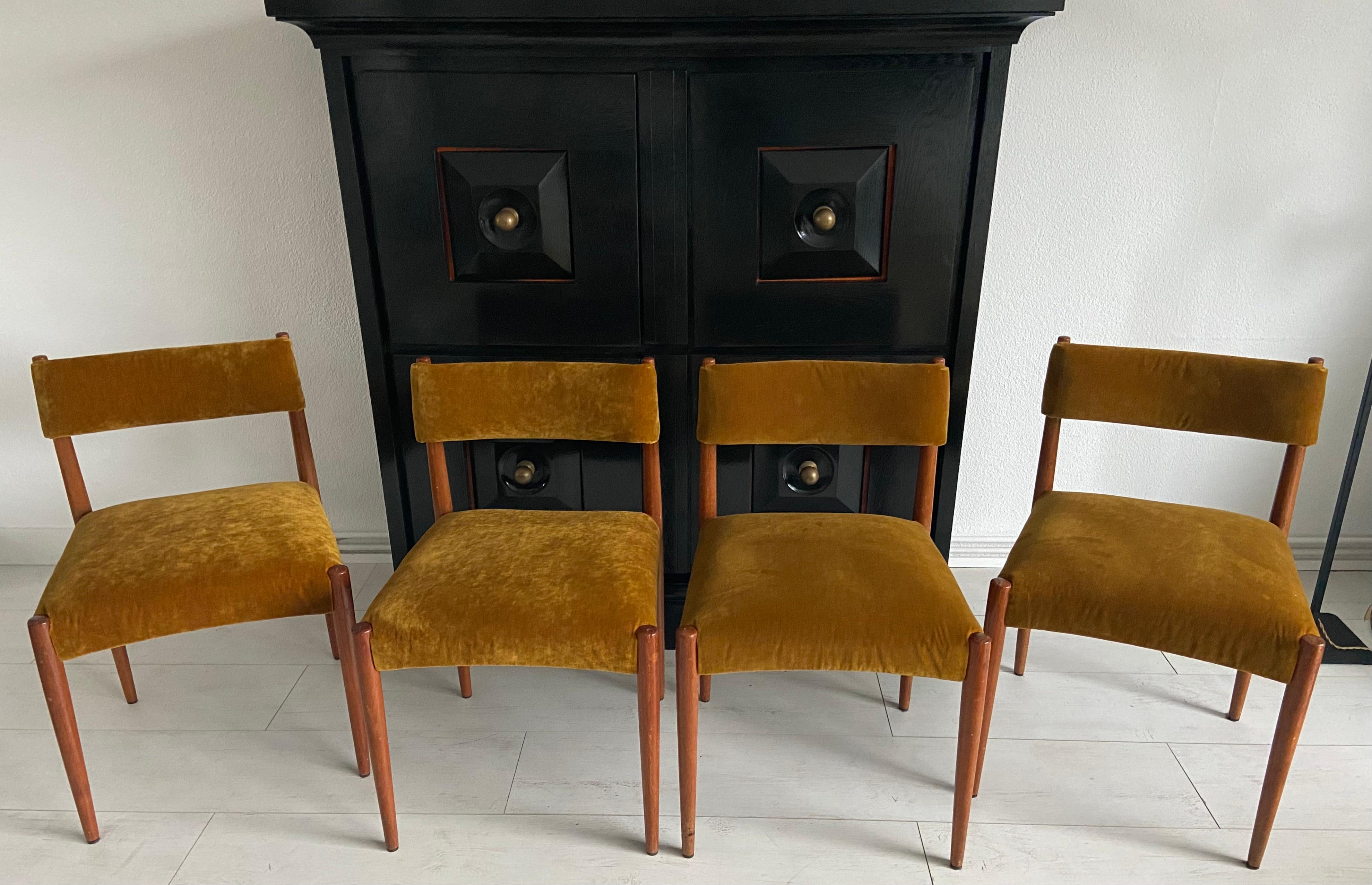 Set of 4 dining chairs by Danish designer Aksel Bender Madsen for
Bovenkamp (Netherlands), 60ties. In a good condition.
Recently reupholstered. Fabric: Gáston y Daniela.
H: 78 cm W: 45 cm. D: 48 cm.