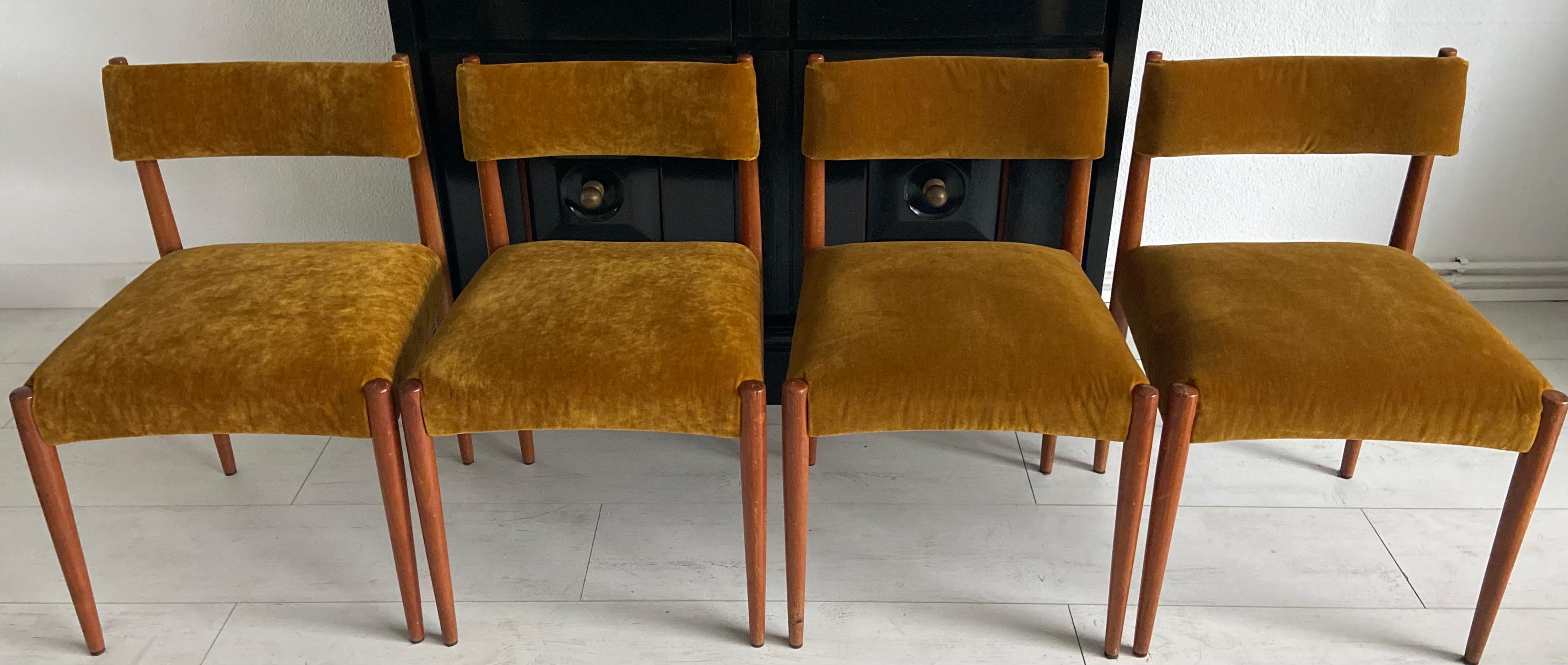 Mid-Century Modern Set of 4 dining chairs For Sale