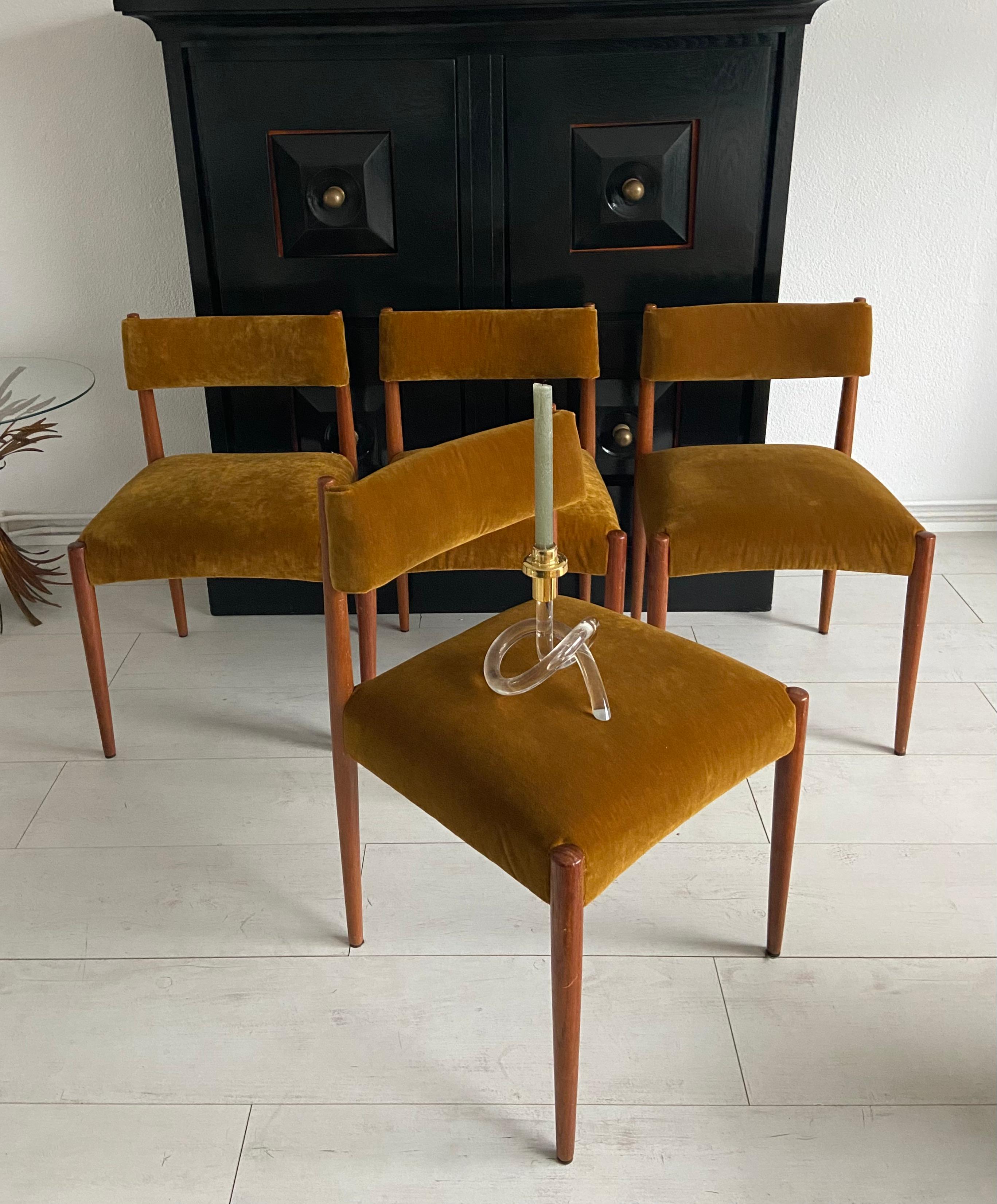 Hand-Crafted Set of 4 dining chairs For Sale