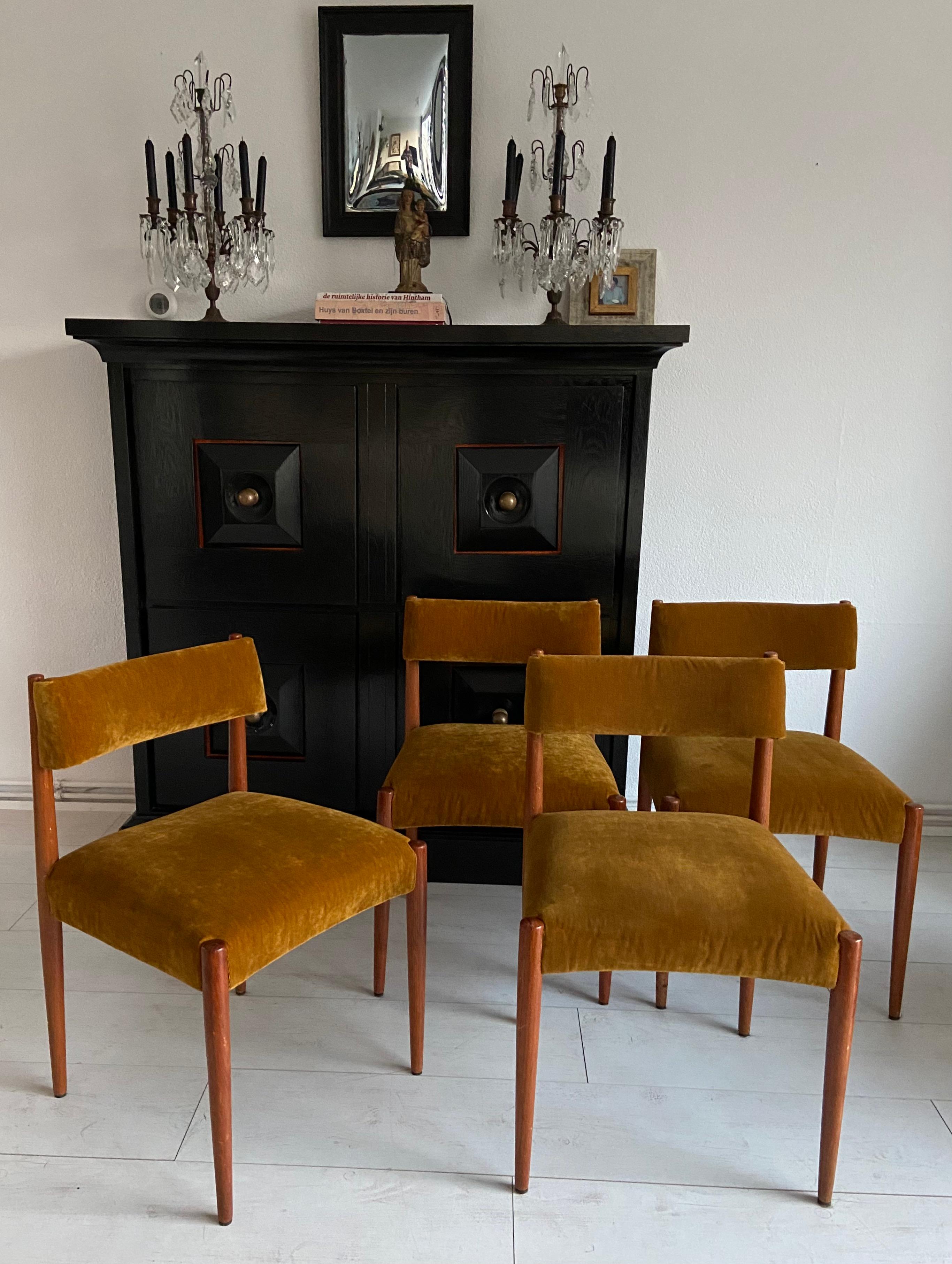 Set of 4 dining chairs In Good Condition For Sale In 'S-HERTOGENBOSCH, NL